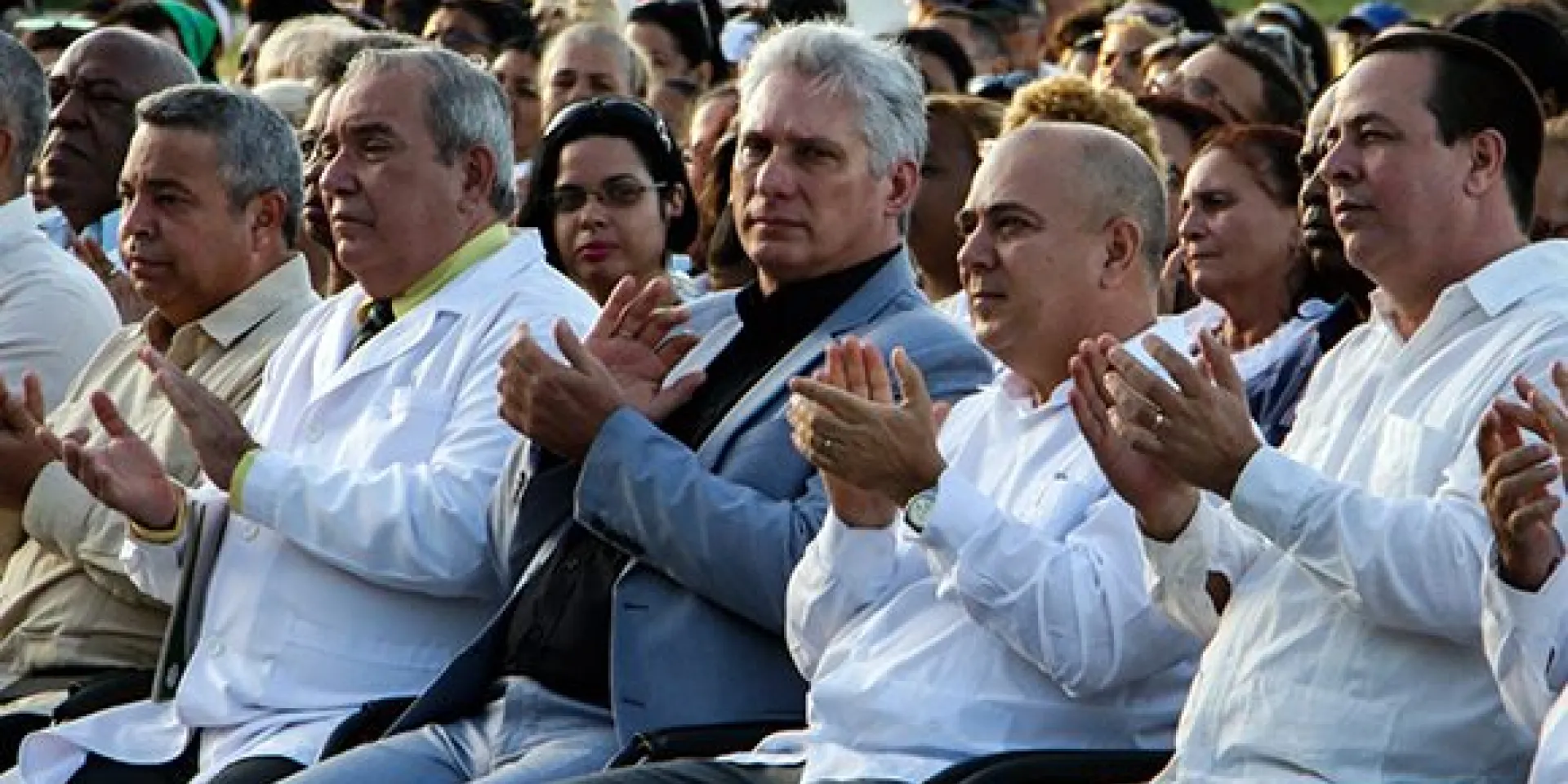 Miguel Díaz-Canel Bermúdez (C), presidente de la República de Cuba. Durante el durante el acto por el aniversario 20 de la creación de la ELAM. Foto: Abel Padrón Padilla/Cubadebate