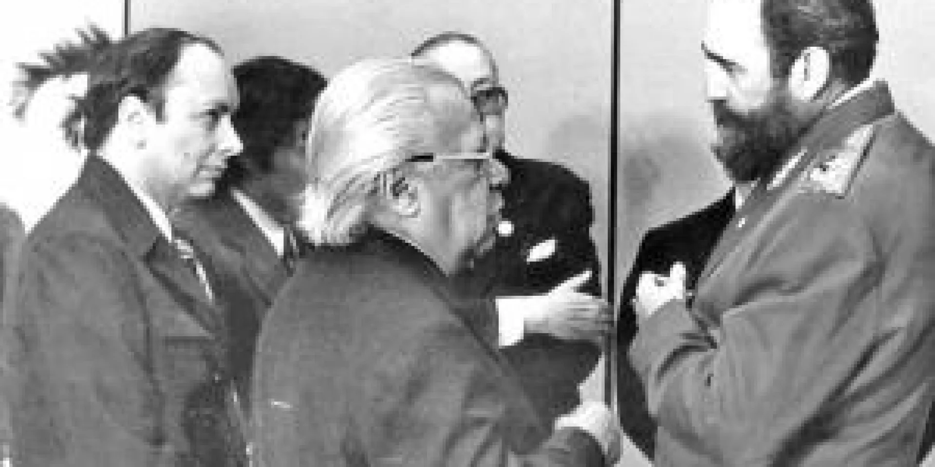 Während des II. UNEAC-Kongresses sprach der Dichter Nicolás Guillén im Beisein von Alejo Carpentier und Alfredo Guevara mit Fidel Photo: Mario Ferrer