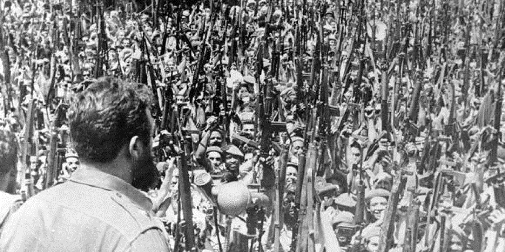 Fidel junto al pueblo en la despedida de duelo de las víctimas del bombardeo a los aeropuertos de San Antonio de los Baños, Ciudad Libertad y Santiago de Cuba perpetrados por aviones norteamericanos, el 16 de abril de 1961