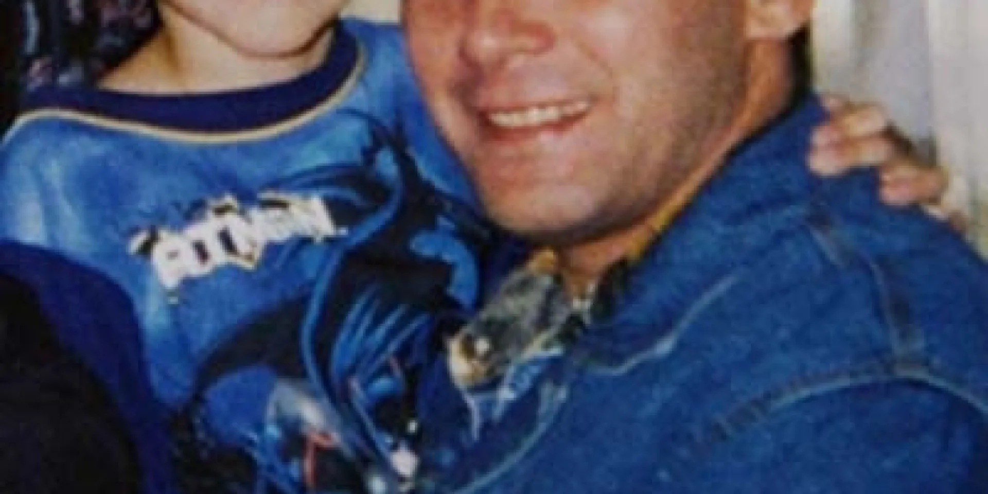 Una de las primeras imágenes de Juan Miguel y Elián, en abril de 2000, cuando el niño fue sacado de la casa donde permanecía secuestrado y le fue entregado a su padre. Foto: Archivo