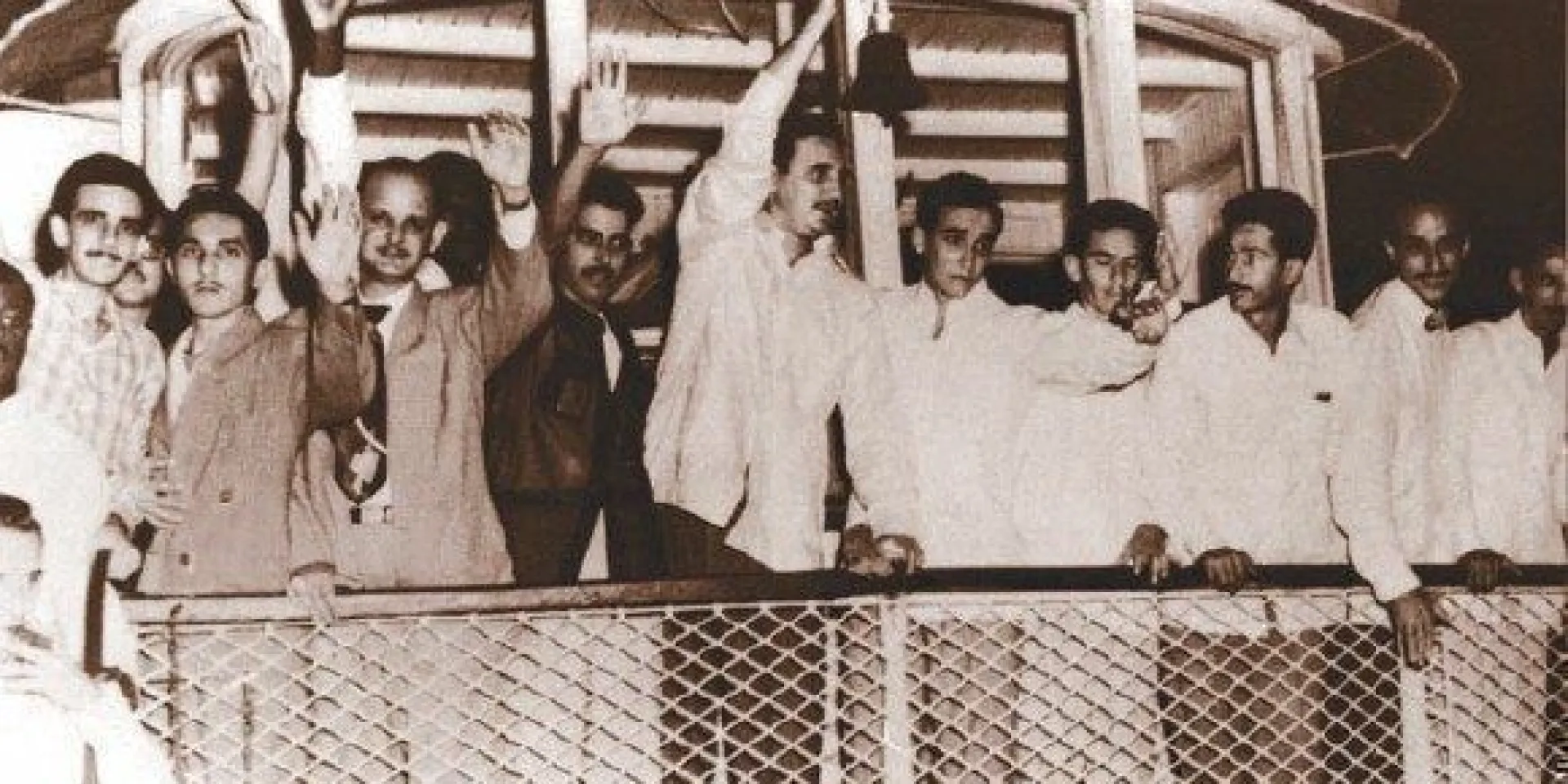 Fidel, al centro, saluda a compañeros y amigos que aguardaban por los moncadistas en el muelle de Batabanó en su regreso de Isla de Pinos a bordo de El Pinero. Fuente: Libro: "Fidel Castro Guerrillero del Tiempo"