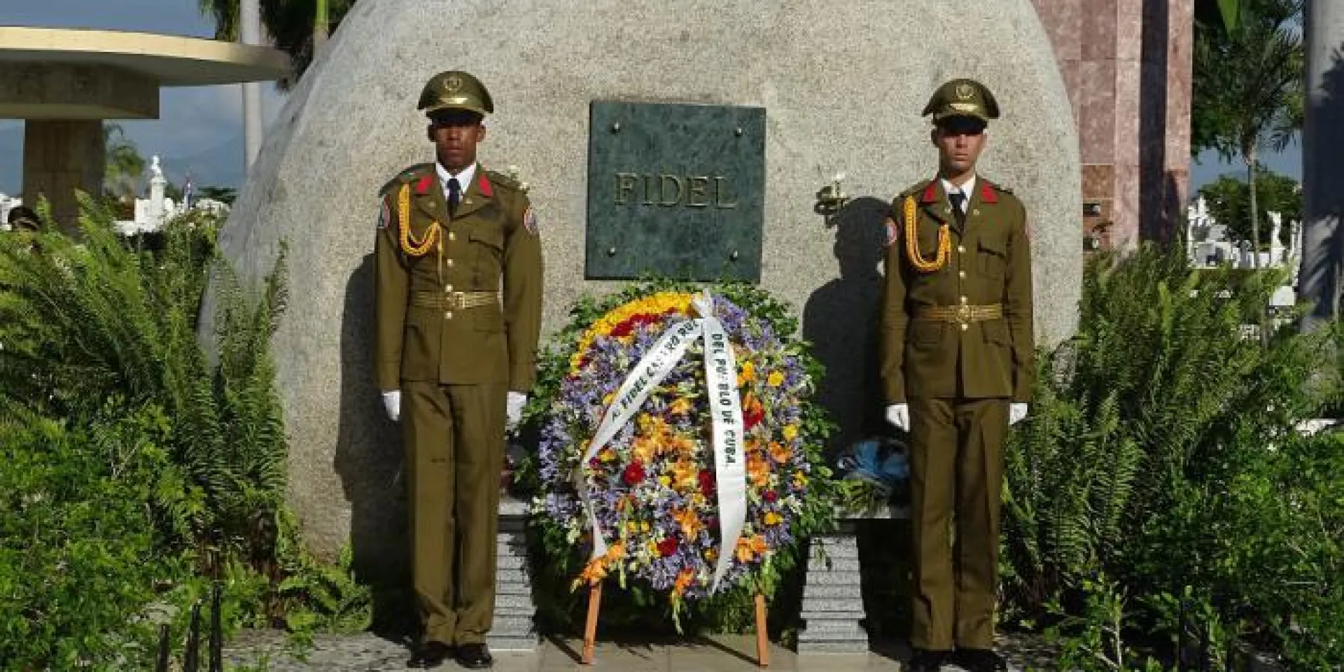 Two floral wreaths from Raúl and Díaz-Canel were placed before the monumental boulder that holds the ashes of Comandante en Jefe Fidel Castro Ruz, on the occasion of Fathers Day. Photo: Eduardo Palomares