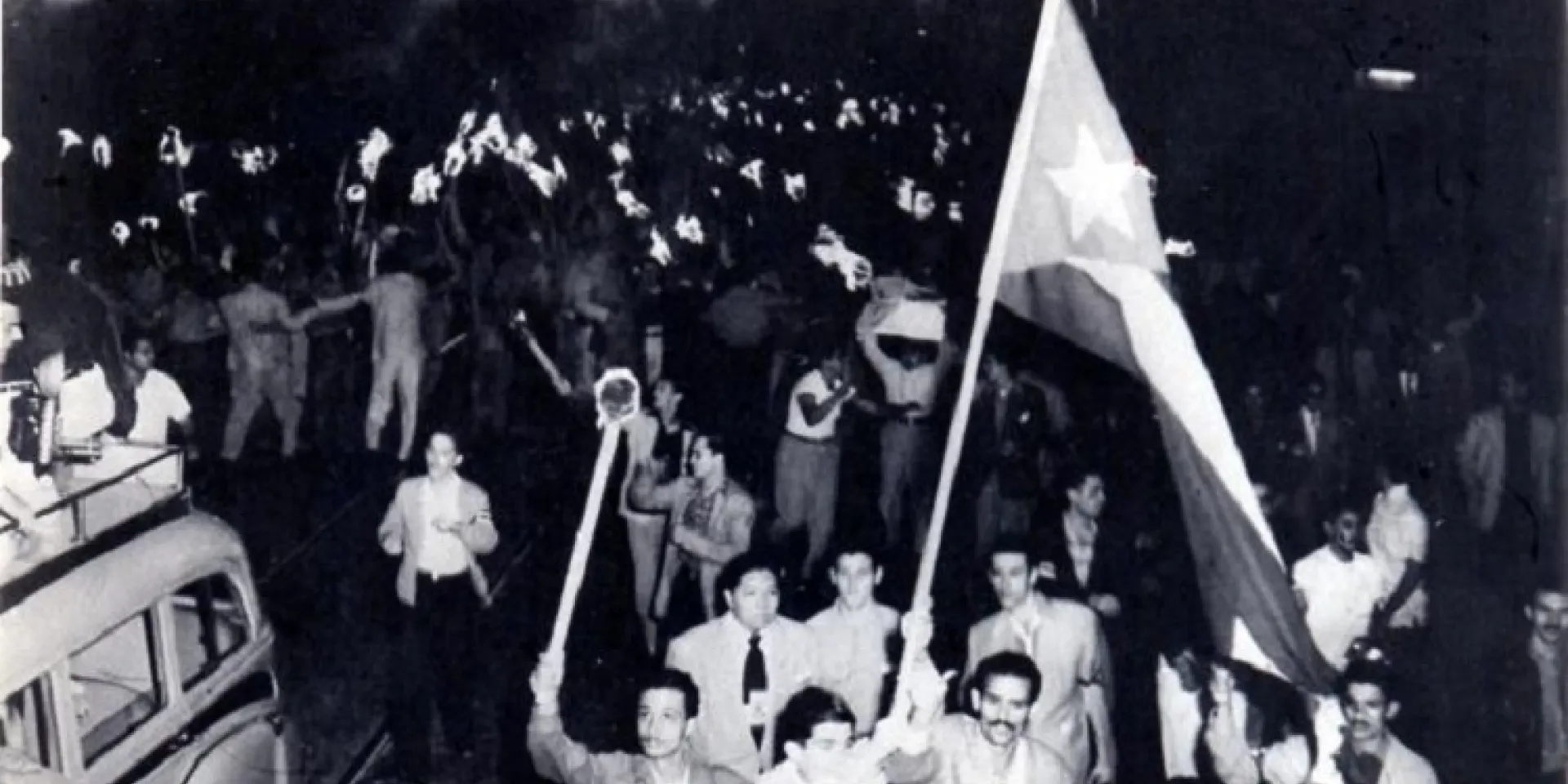 Junto a estudiantes y pueblo en general, también protagonizó la histórica Marcha de las antorchas de 1953 un grupo de jóvenes que se entrenaba para asaltar los cuarteles Moncada en Santiago de Cuba y Carlos Manuel de Céspedes en Bayamo, dirigidos por Fidel. Foto: Archivo Granma