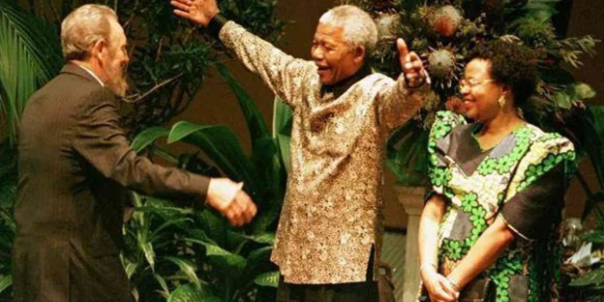 El abrazo de dos amigos entrañables, en presencia de Gracia Machel, en el inicio de la Cumbre del Movimiento de los Alineados, en Durban, septiembre de 1998. Foto: Juventud Rebelde / Sitio Fidel Soldado de las Ideas