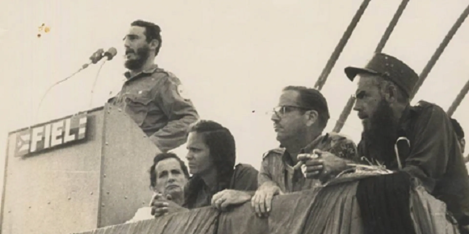 Fidel pronuncia discurso en la conmemoración del VII Aniversario del Asalto al Cuartel del Moncada,en Las Mercedes, Sierra Maestra. Foto: Fidel Soldado de las Ideas/Archivo.