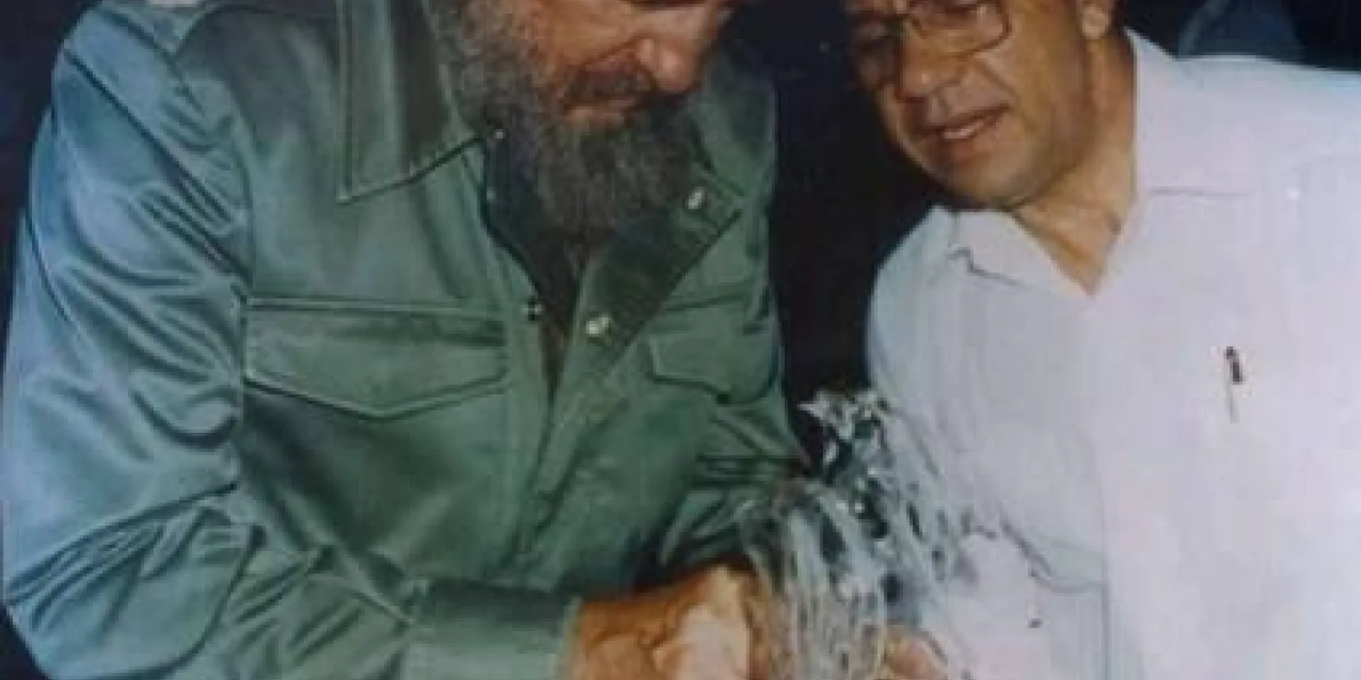Fidel en el CIGB, junto con el Doctor Luis Herrera, uno de los creadores del Interferón Alfa-2B. Autor: Archivo de JR Publicado: 13/08/2020 | 11:11 pm