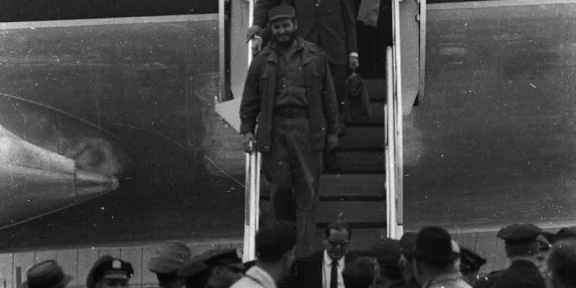 A las 4:34 p.m. arriba al aeropuerto internacional de Idlewild, Nueva York, Estados Unidos, para asistir a la XV Asamblea General de la ONU. Foto: PL