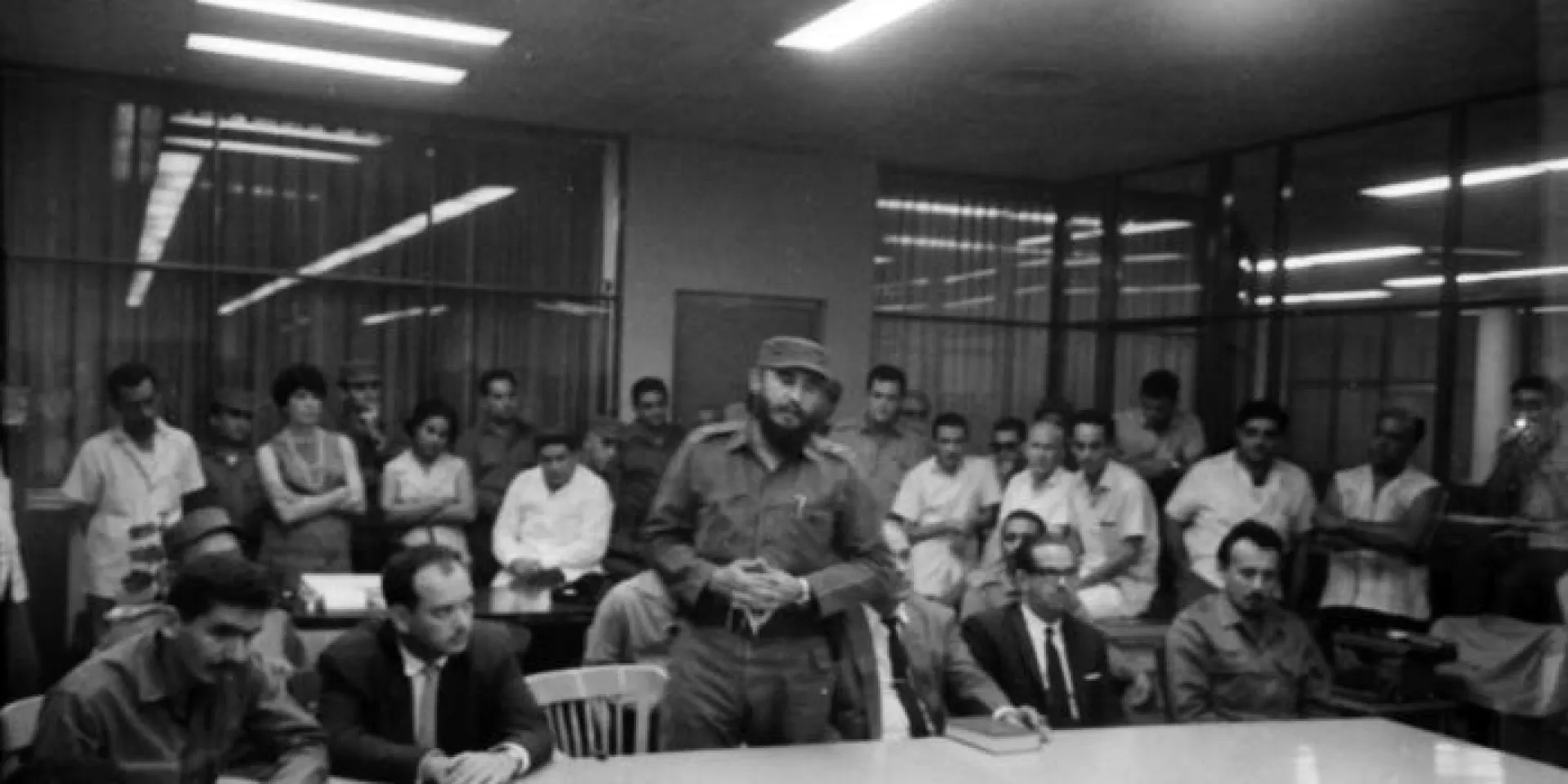 Fidel Castro y los integrantes del secretariado del Comité Central del Partido Comunista de Cuba, visitan la redacción del Periódico Hoy, donde se editaba en esos momentos el primer ejemplar del periódico Granma Foto: Bernal Mora