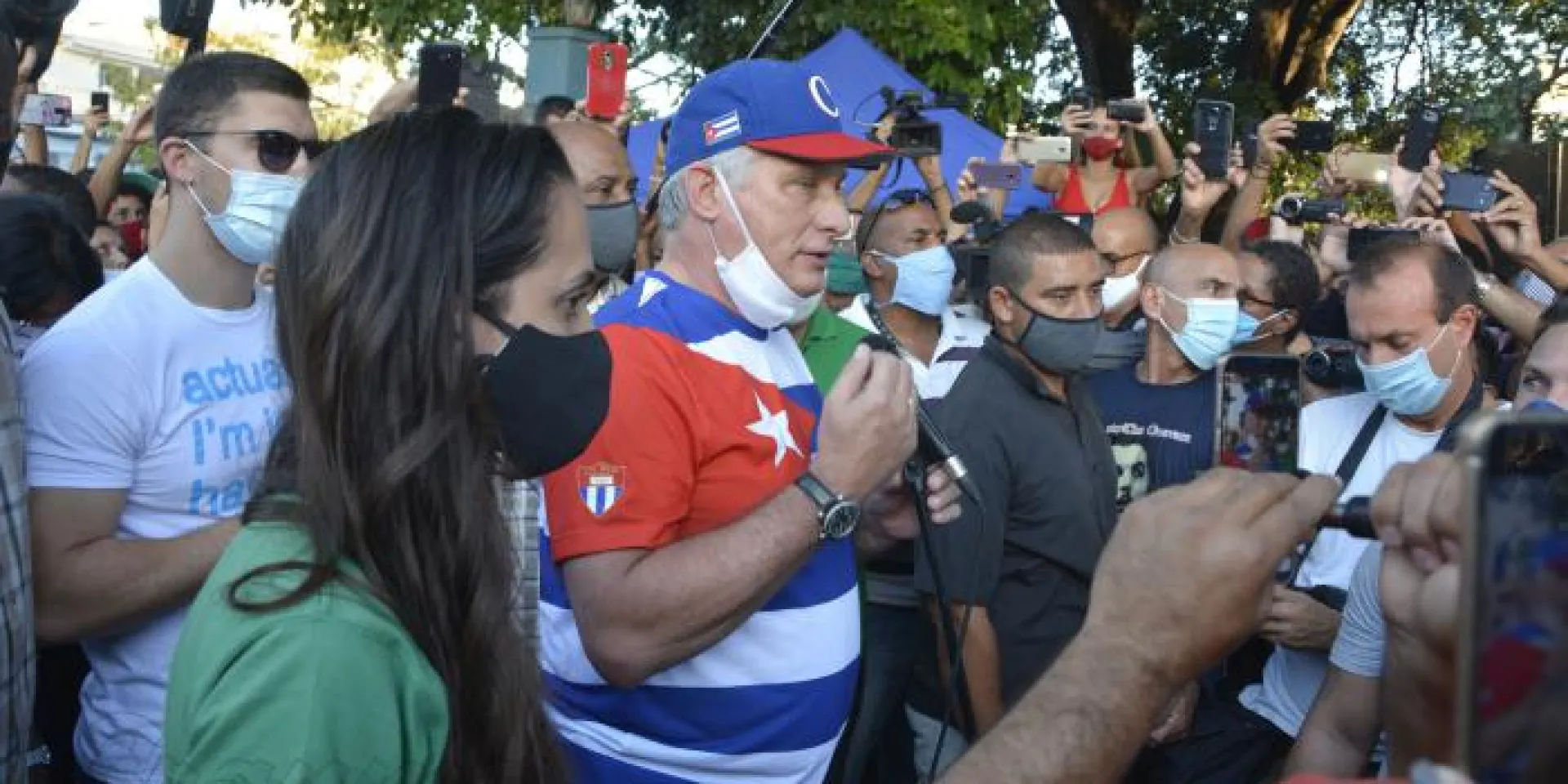 Tángana nel parco Trillo in Centro Habana. Miguel Díaz-Cane Bermúdez, presidente di Cuba. El Presidente Miguel Díaz-Canel Bermúdez ratificó que en Cuba hay espacio de diálogo para todo lo que sea por el socialismo, para todo lo que sea por la Revolución. Foto:Juvenal Balán