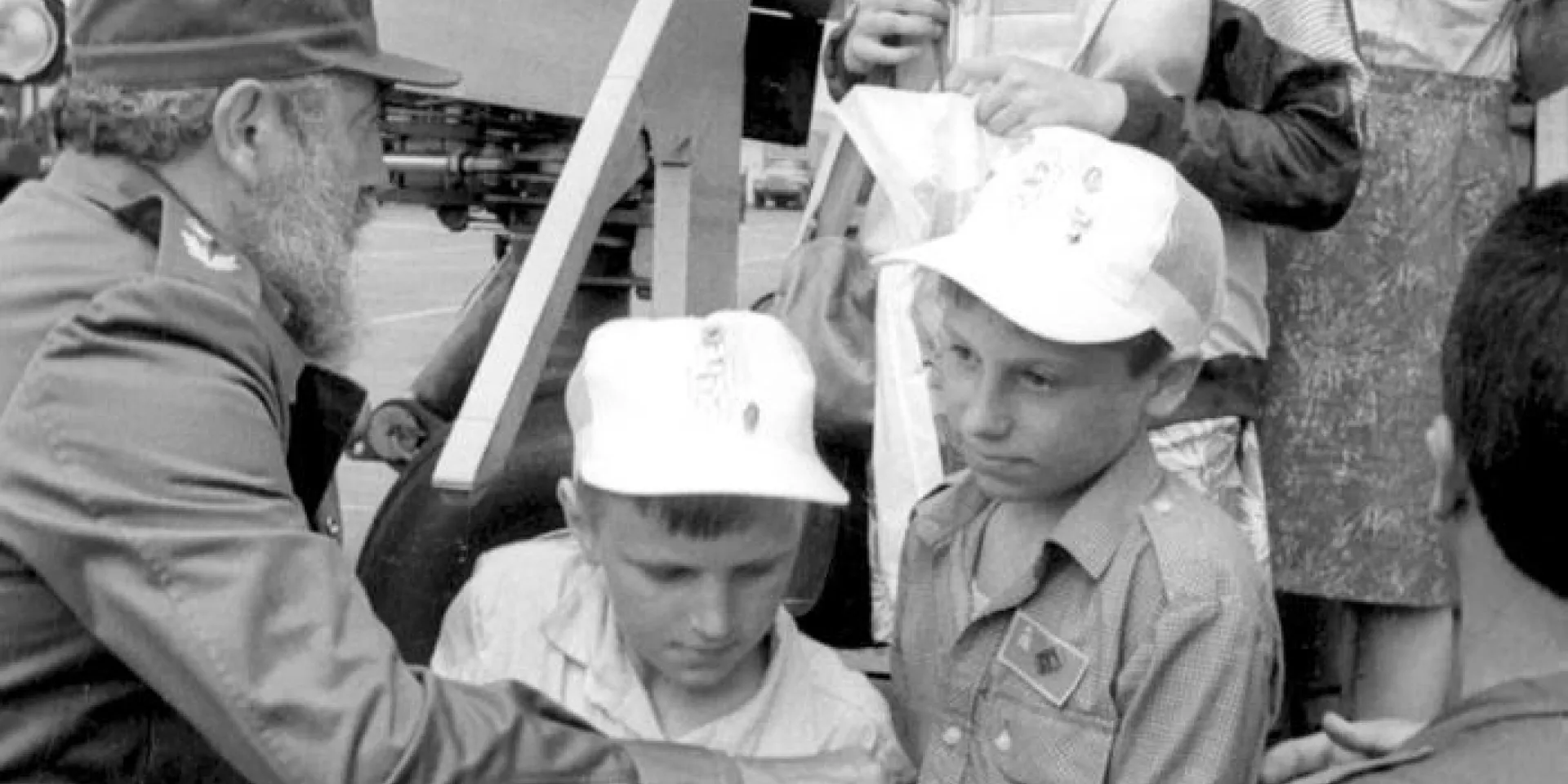 Il Presidente Fidel Castro Ruz riceve alla scaletta dell’aereo IL-86 di Aeroflot 255 bambini di Chernóbil, educatori, medici e familiari, per un totale di 281 persone ospitate nella Città dei Pionieri José Martí di Tarará. Photo: Joaquin Viñas