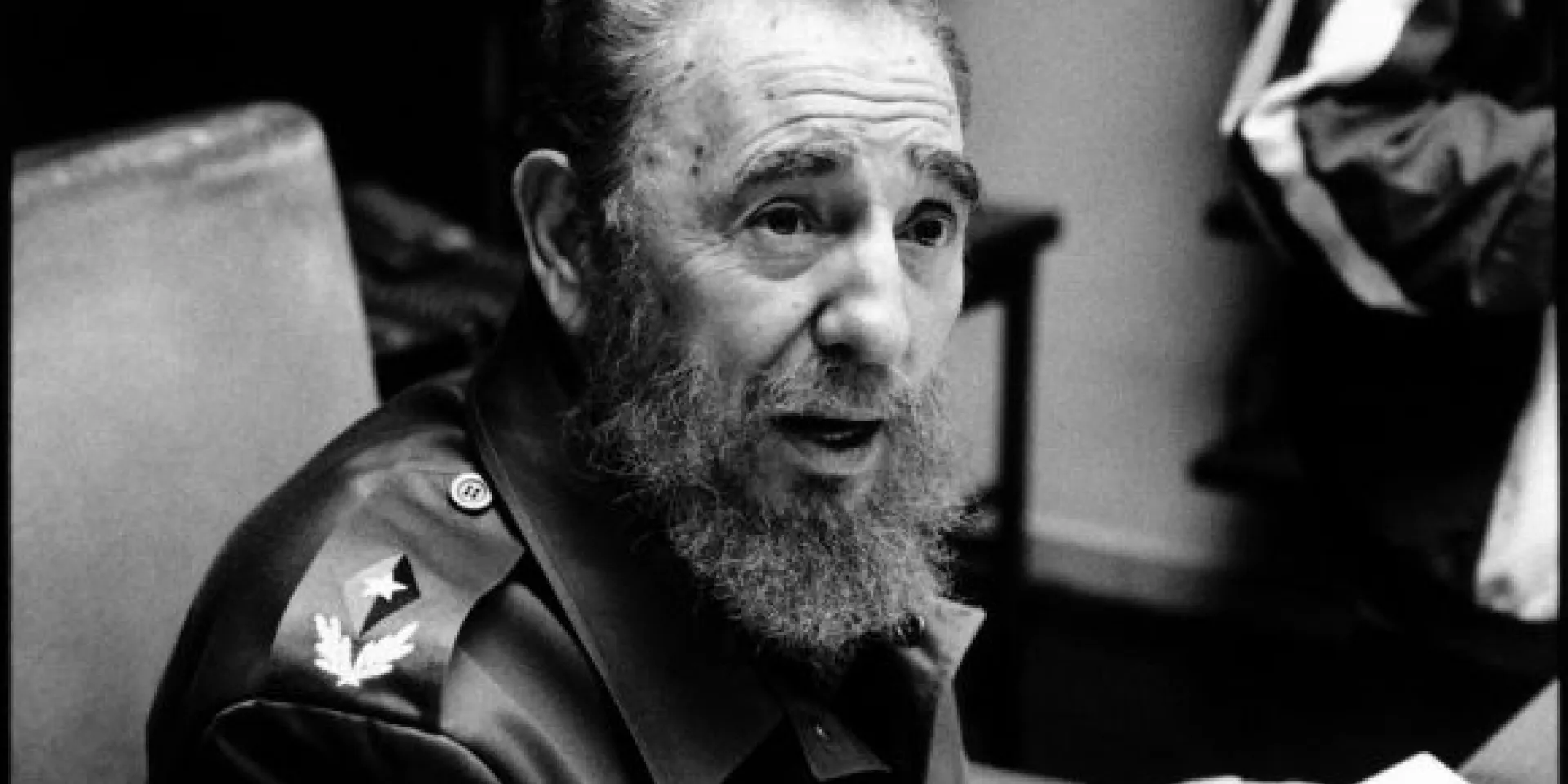 Fidel en su oficina en el año 2001. Foto: Burt Glin