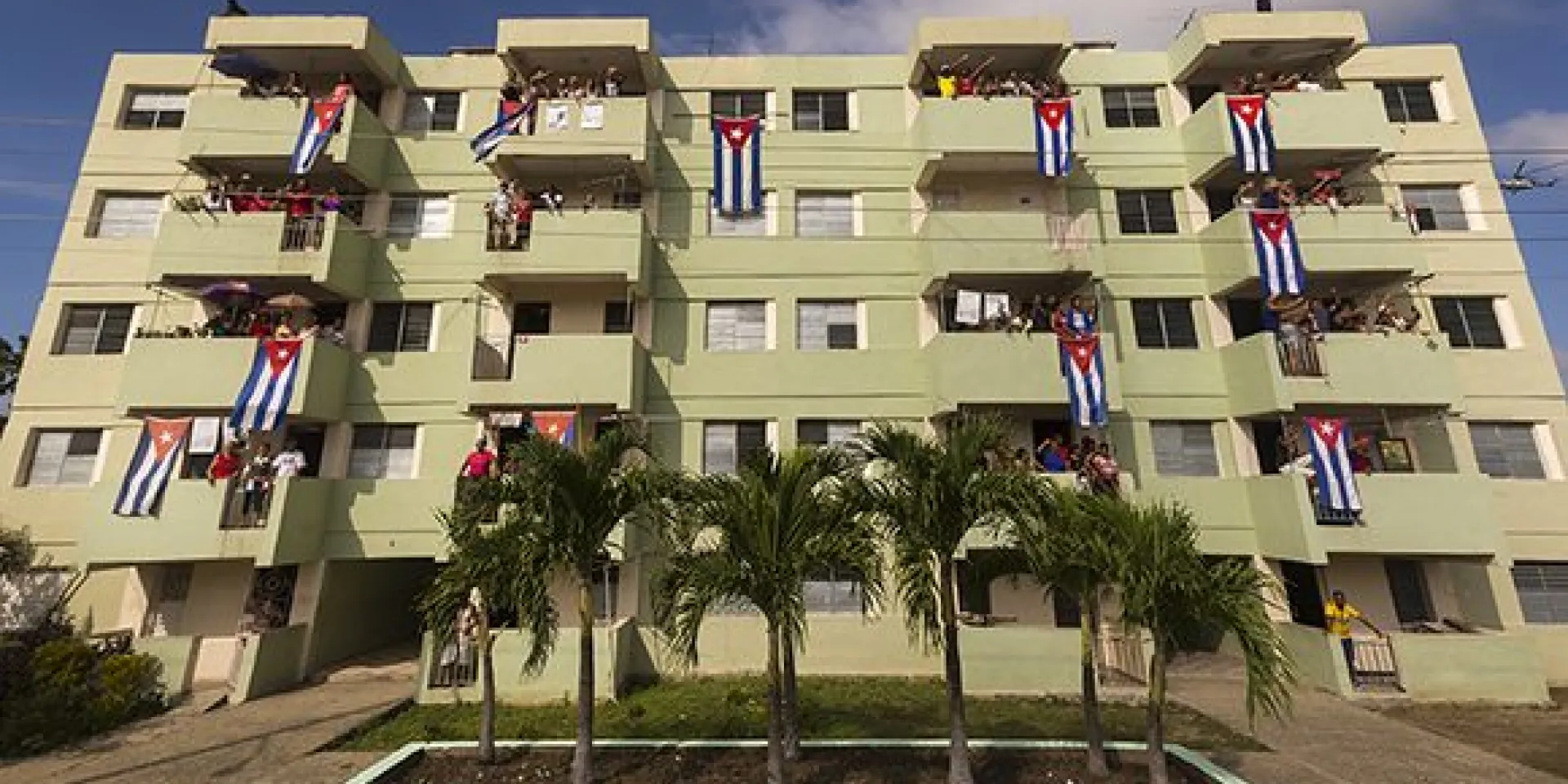 En su cuarto día de peregrinaje, los restos mortales de Fidel viajaron desde Bayamo hasta Santiago de Cuba. 3 de diciembre de 2016. Foto: Irene Pérez/ Cubadebate.