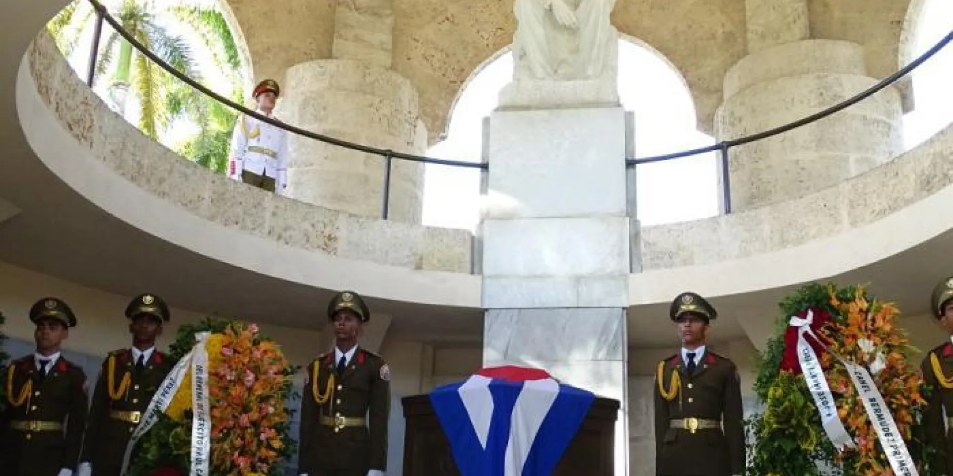 Angeführt von Raúl und Díaz-Canel würdigte die FAR Martí und Fidel mit einem Blumengebinde Photo: Eduardo Palomares