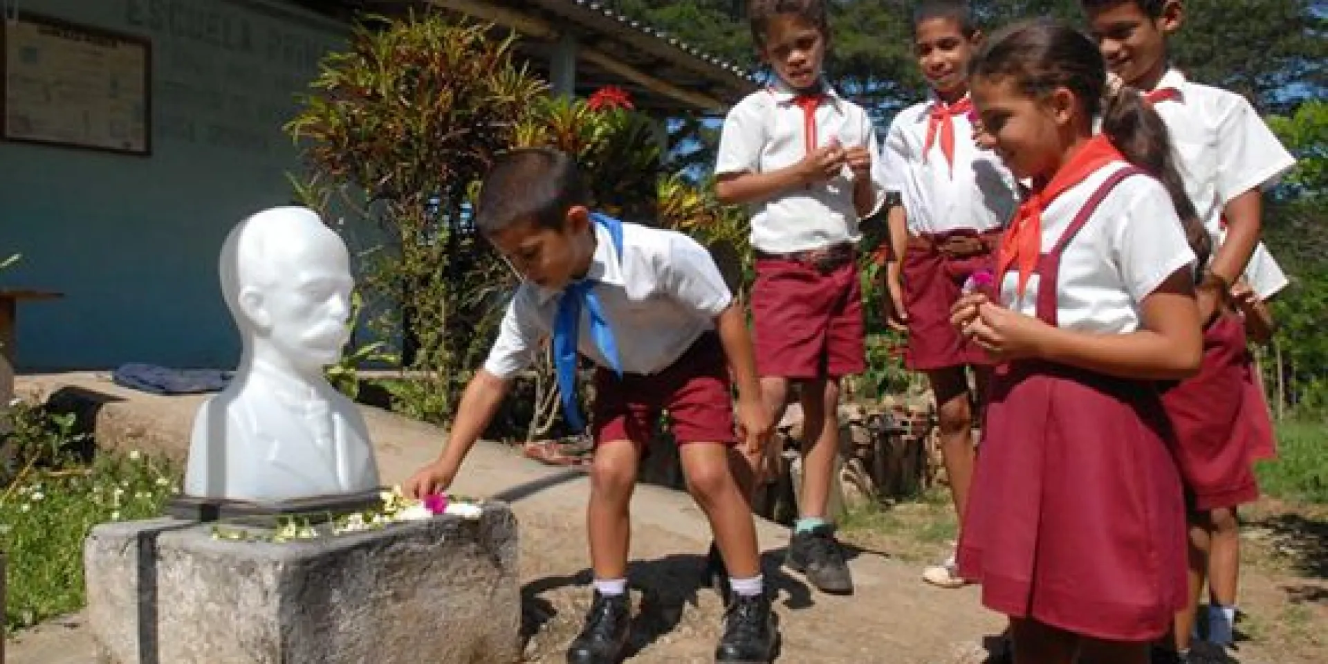 Los niños ponen flores todos los días en el busto de José Martí, en su escuela en la Sierra Maestra. Foto: Armando Contreras Tamayo.