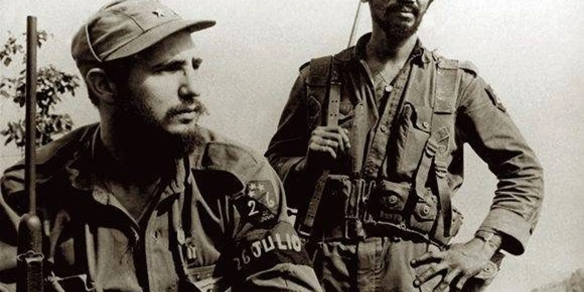 En El Coco, Sierra Maestra, Fidel Castro y Juan Almeida Bosque, en octubre de 1957. Fuente: Libro "La Victoria Estratégica"