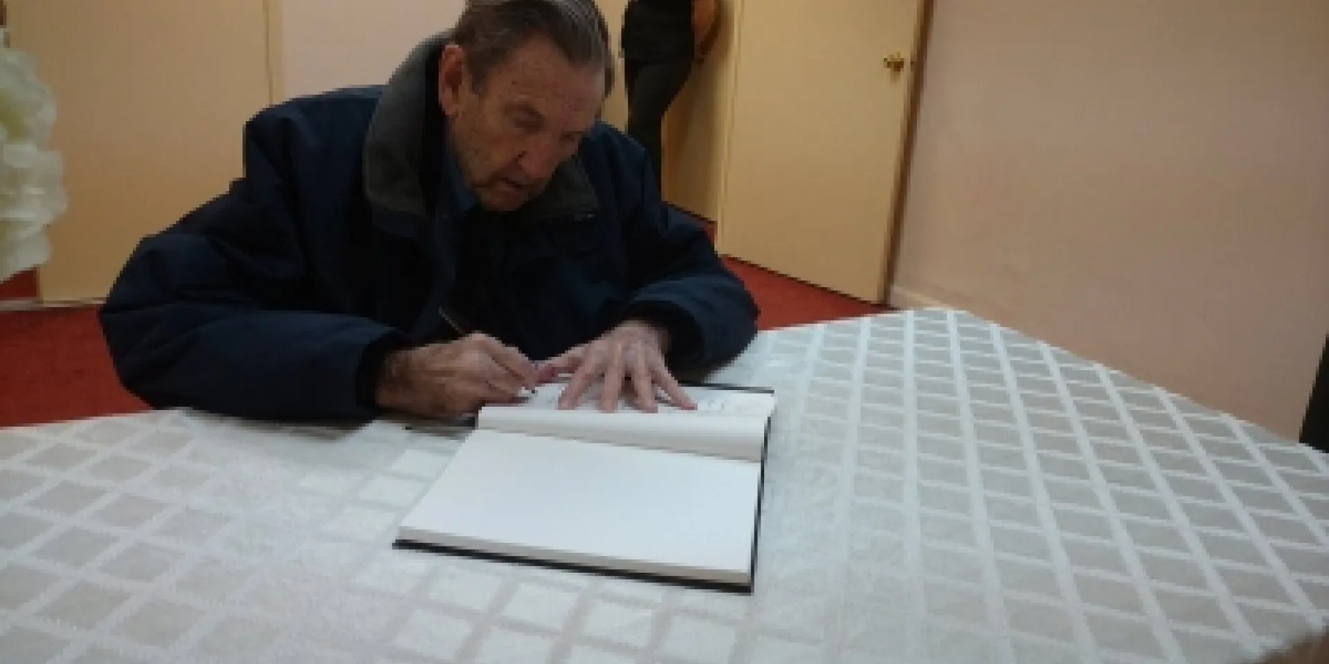 Ex fiscal general de Estados Unidos Ramsey Clark firma libro de condolencia