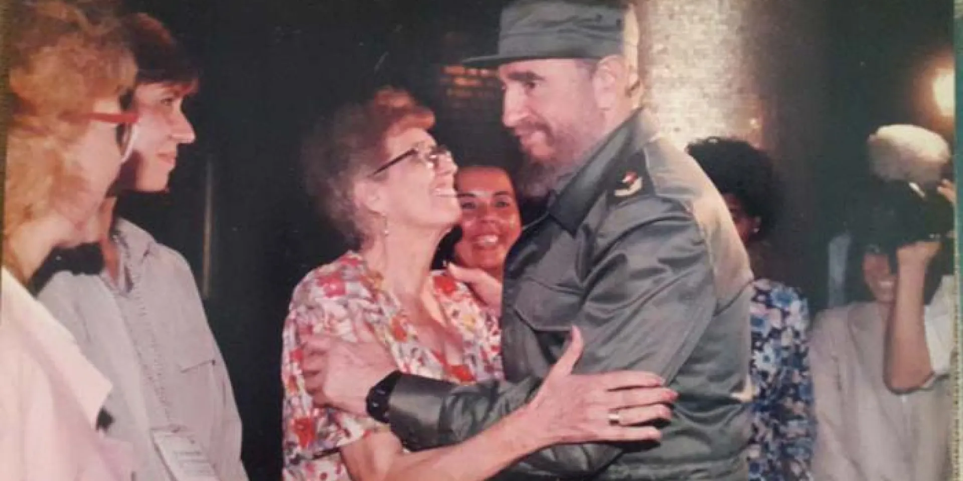 Haydée Díaz junto a Fidel en una de las tantas visitas del Comandante en Jefe al Memorial José Martí. Foto: Cortesía de la entrevistada