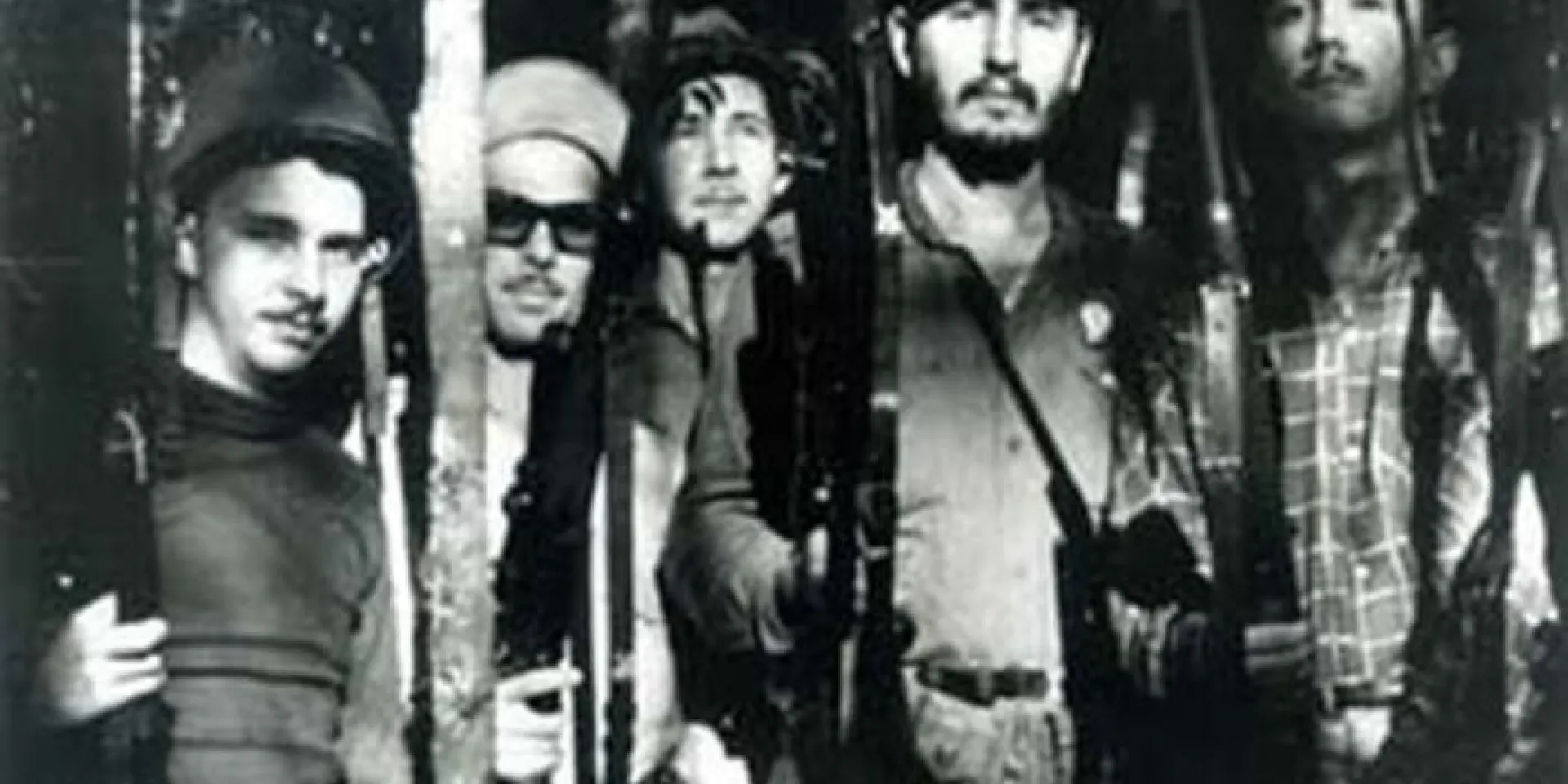 De izquierda a derecha, Frank País, Faustino Pérez, Raúl Castro, Fidel Castro y Armando Hart, en una reunión del Movimiento 26 de Julio en la Sierra Maestra.