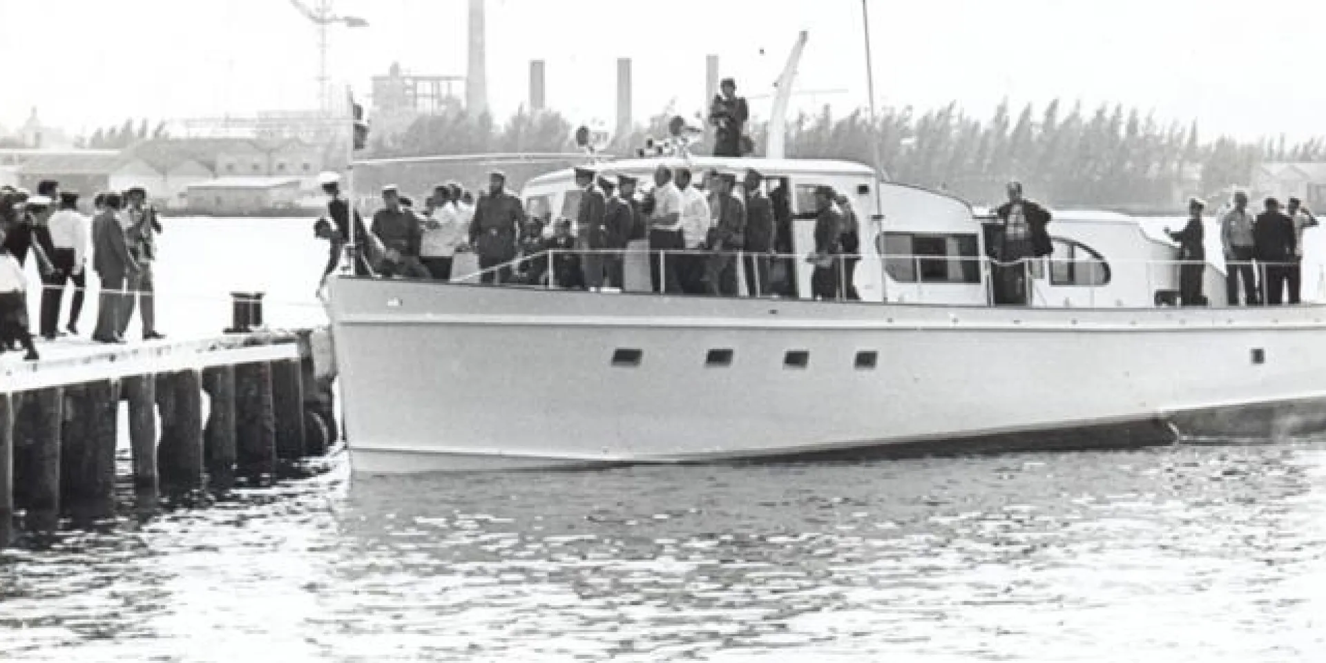 Fidel entrando en la Bahía de La Habana con el yate Granma, junto a Raúl y otros expedicionarios en 1974, durante su última travesía, antes de ser preparado para exponerlo permanentemente en el Museo de la Revolución. Foto: Archivo