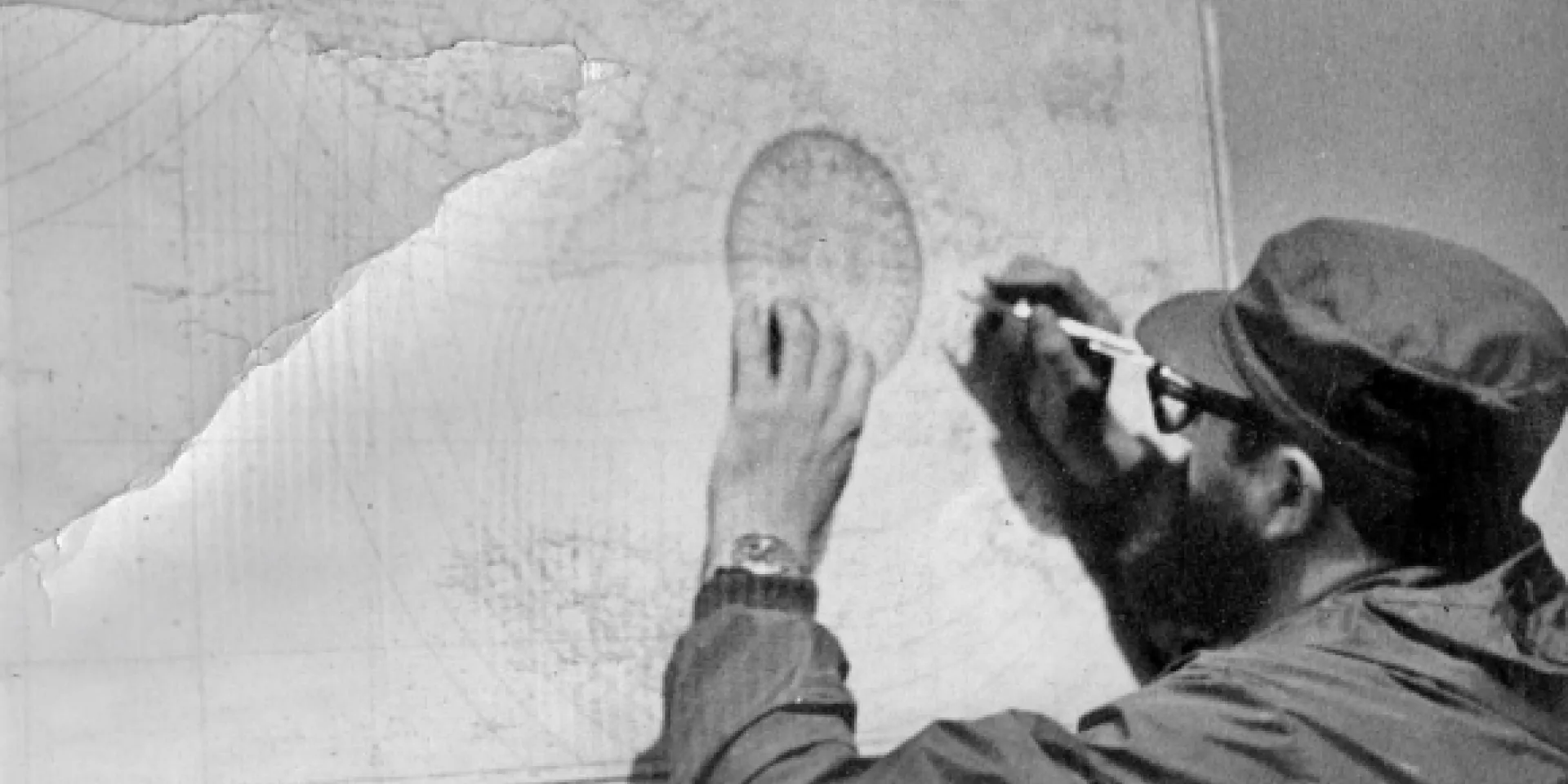 El Comandante en Jefe Fidel Castro ploteando las posiciones del huracán Inez según el radar de Gran Piedra. Foto: Radares mirando al Sur