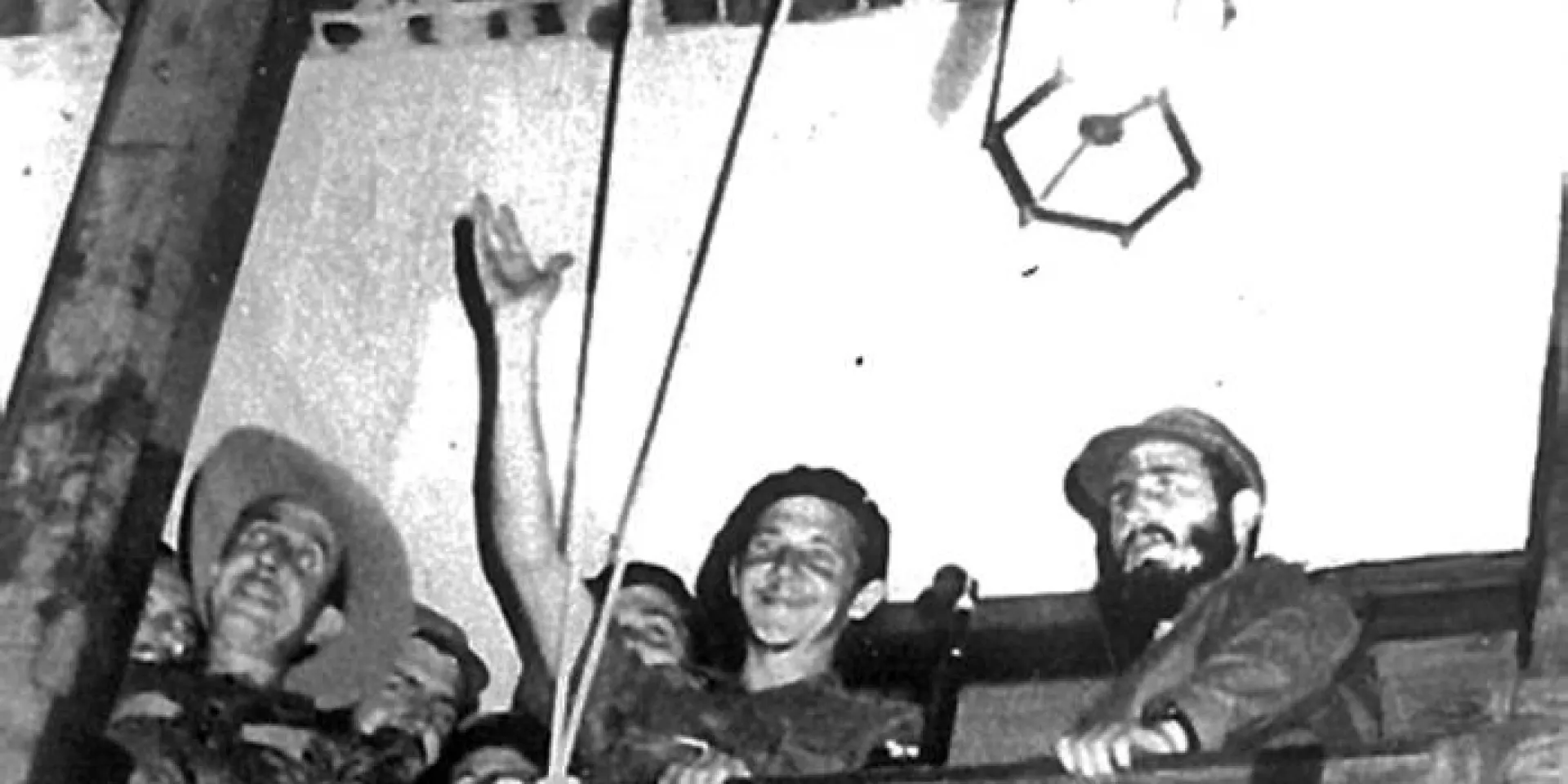 Fidel y Raúl en el Ayuntamiento en Santiago de Cuba el 1ro. de enero de 1959.