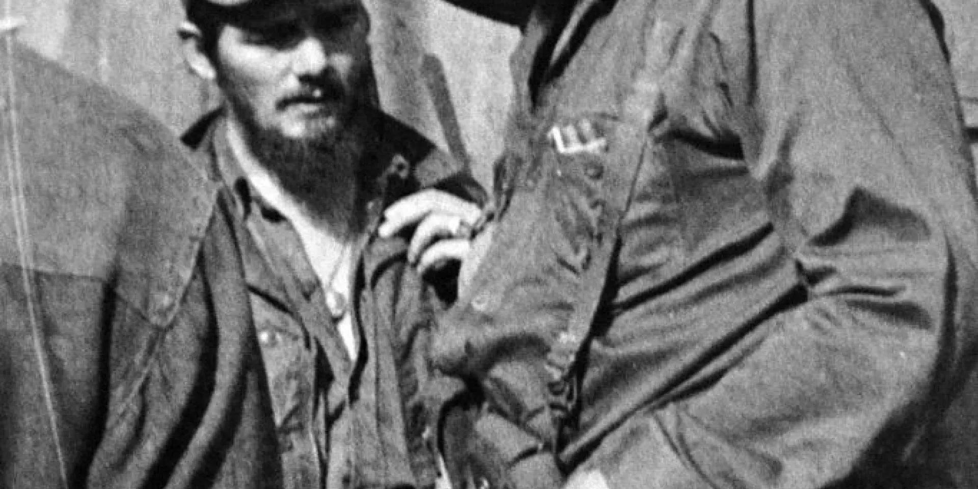 El Comandante en Jefe Fidel Castro Ruz junto a Delio Gómez Ochoa (de frente, a la izquierda), durante la campaña en la Sierra Maestra. Foto: Cortesía del entrevistado