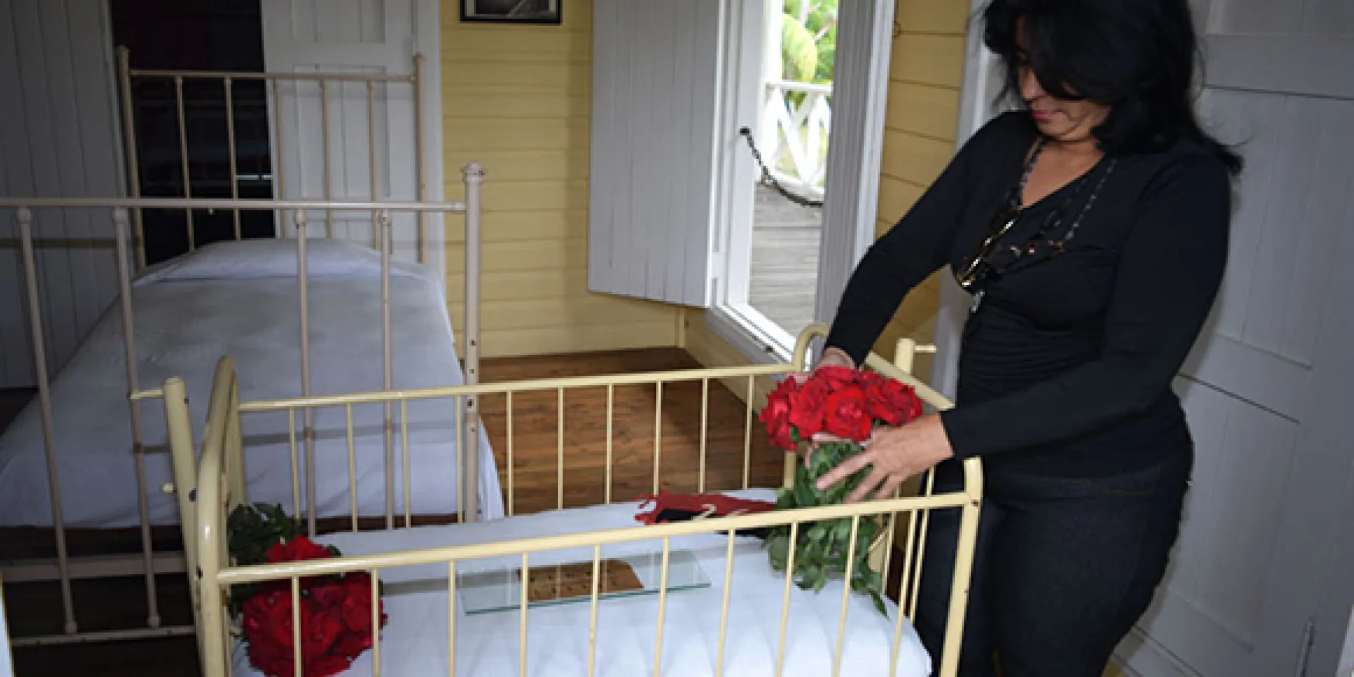 A pocas horas del fallecimiento del lider de la Revolución cubana, una visitante deposita flores en su cuna natal, en Birán, Foto: Heidi Calderón Sánchez.
