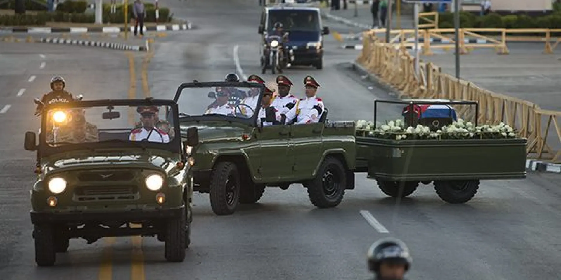 Miles de personas despidieron los restos de Fidel que salieron en caravana desde la Plaza de la Revolución Antonio Maceo hasta el cementerio Santa Ifigenia. Foto: Irene Pérez/ Cubadebate.