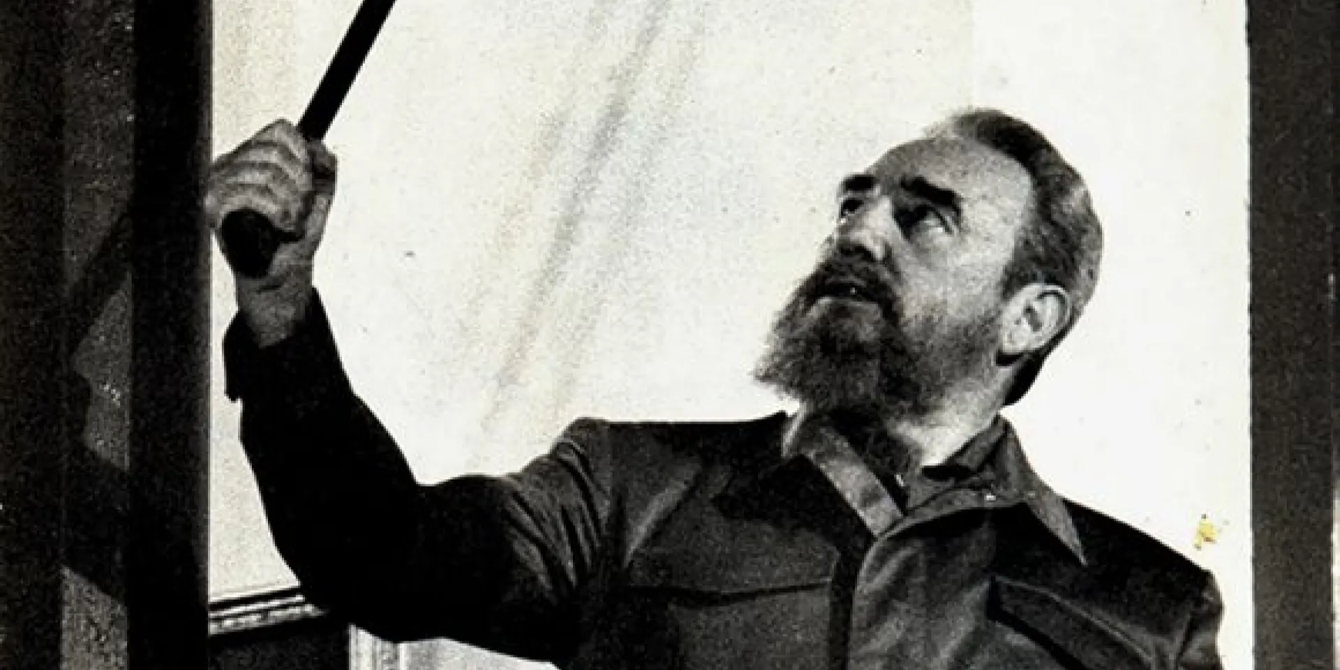 Fidel levanta la réplica del machete de Maceo, que le fue entregada en el acto por el 35 aniversario de la Revolución, en Santiago de Cuba. Foto: Ismael Francisco.