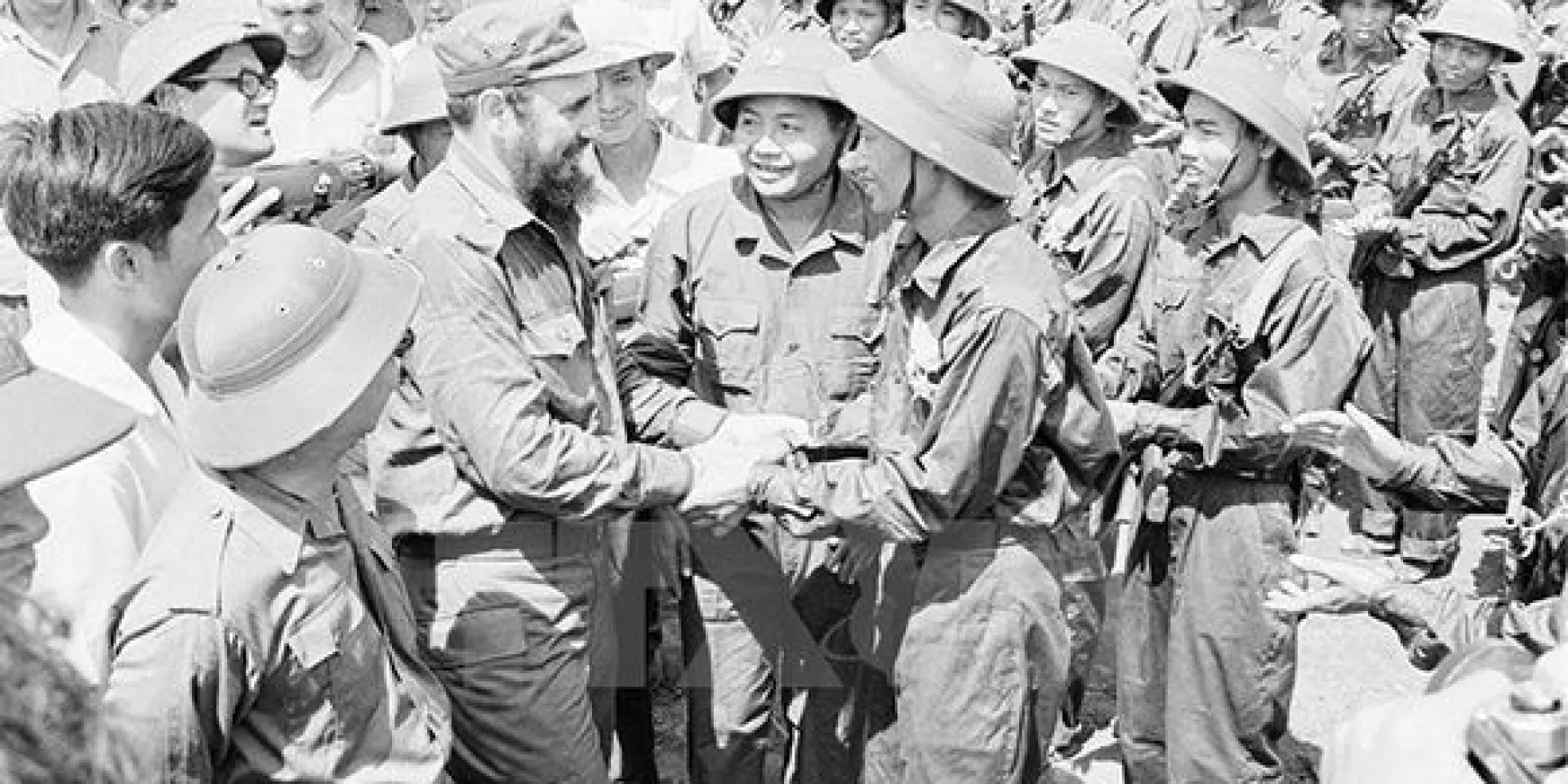 Fidel Castro saluda a los soldados de la liberación. Foto: VNA.