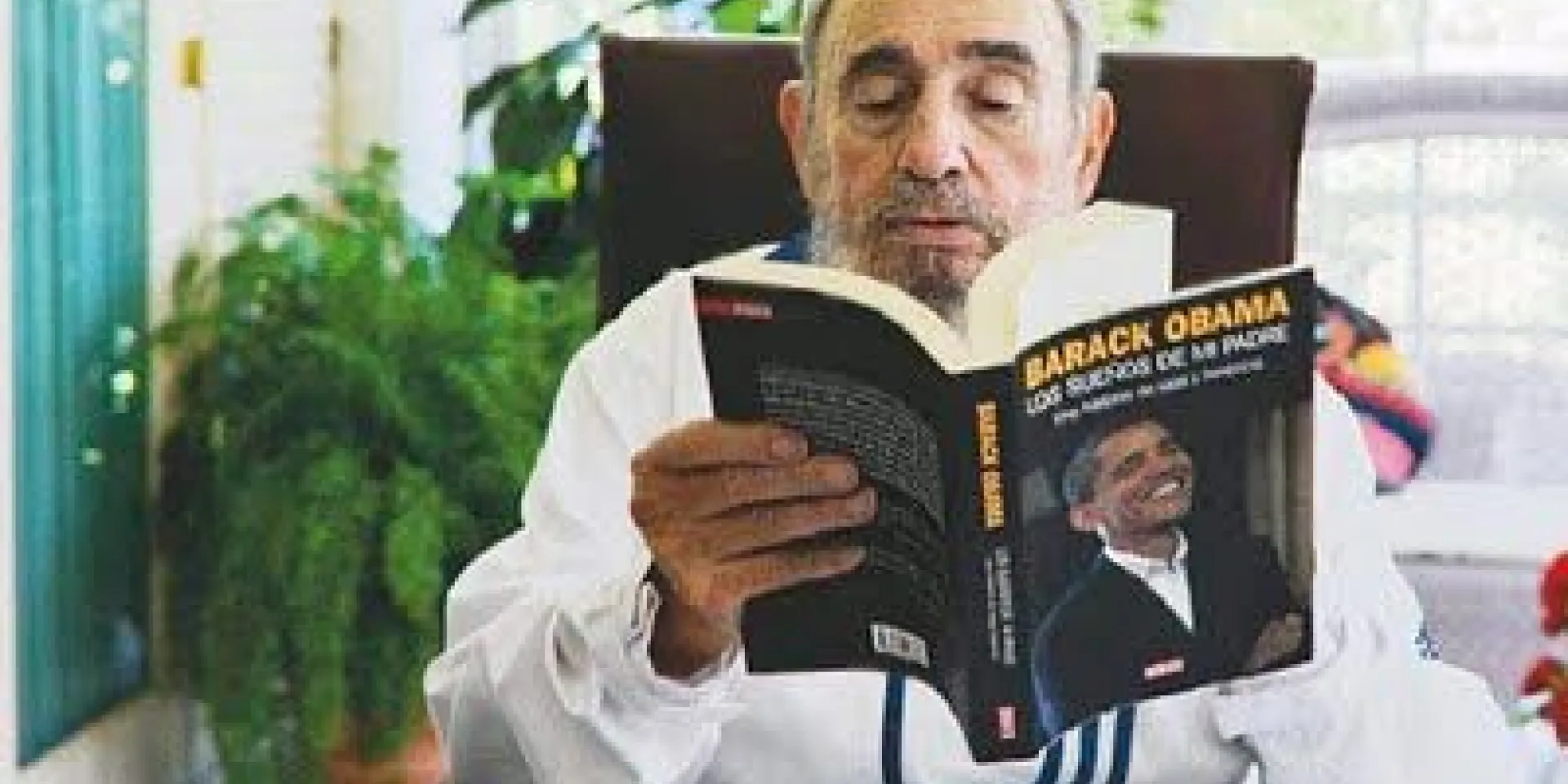 Fidel Castro lee el libro «Los sueños de mi padre», de Barack Obama