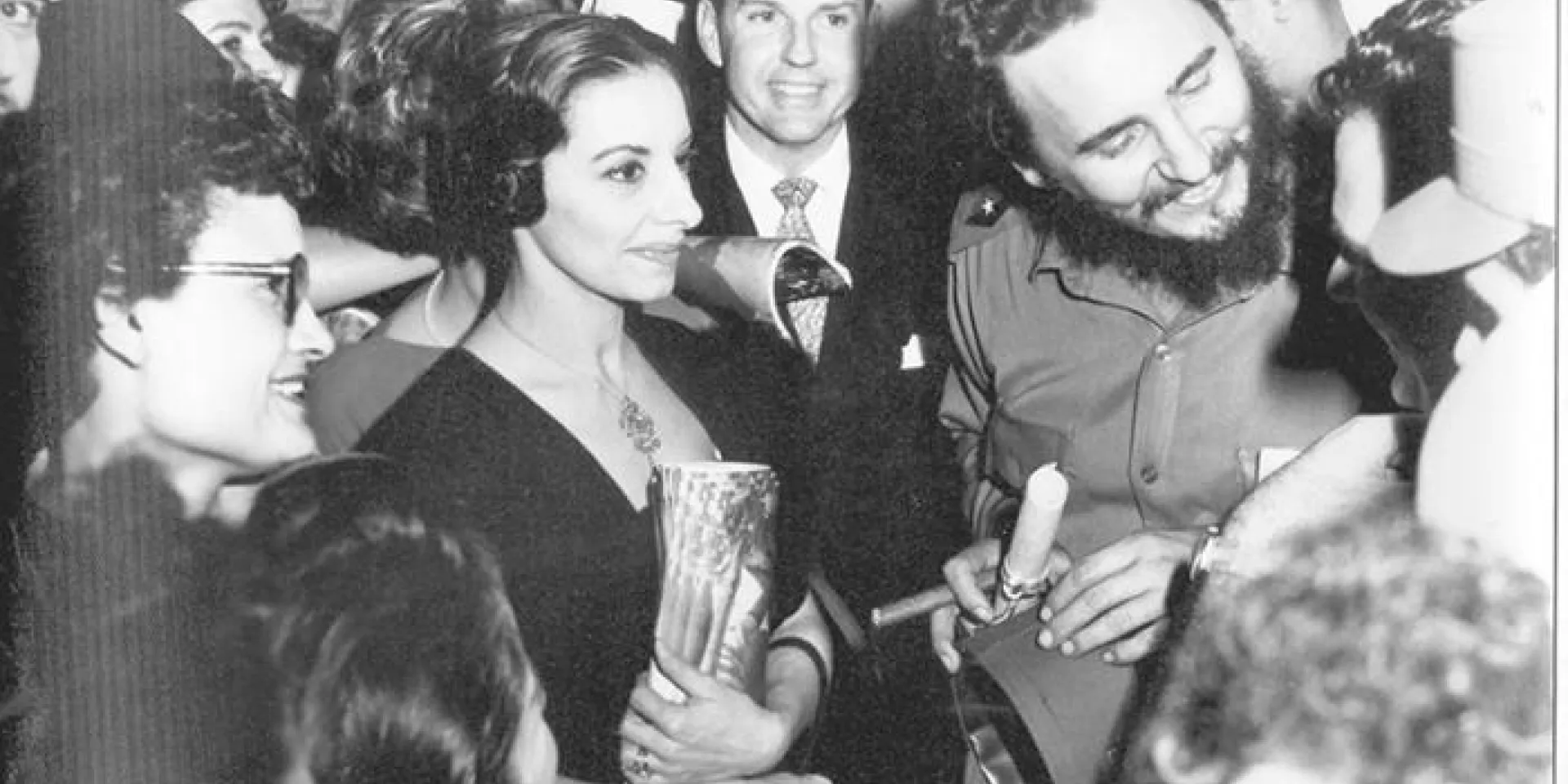 Desde os primeiros momentos do triunfo da Revolução, Fidel prestou ajuda e atenção ao Balé Nacional de Cuba. Em primeiro plano (da esquerda para a direita) Alicia e Fernando Alonso e o Comandante-em-chefe. Foto: Ballet Nacional
