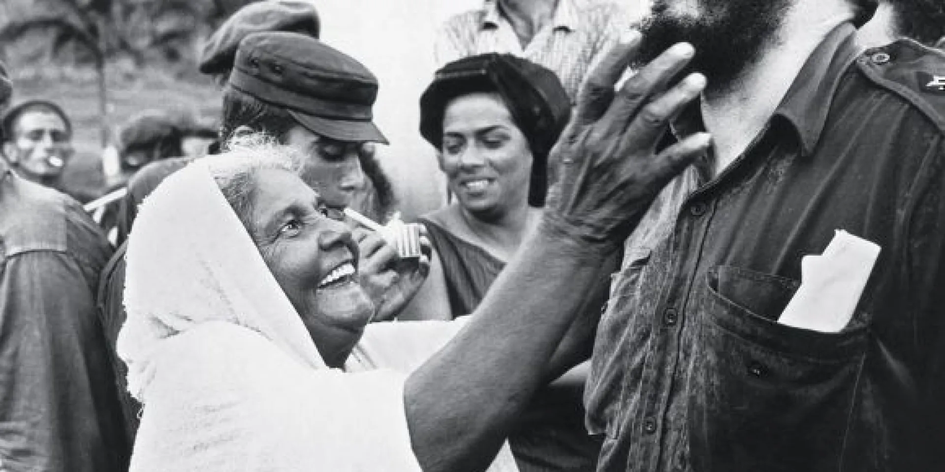 Una campesina del Uvero saluda a Fidel y le toca su barba, 1965. Foto: Lee Lockwood