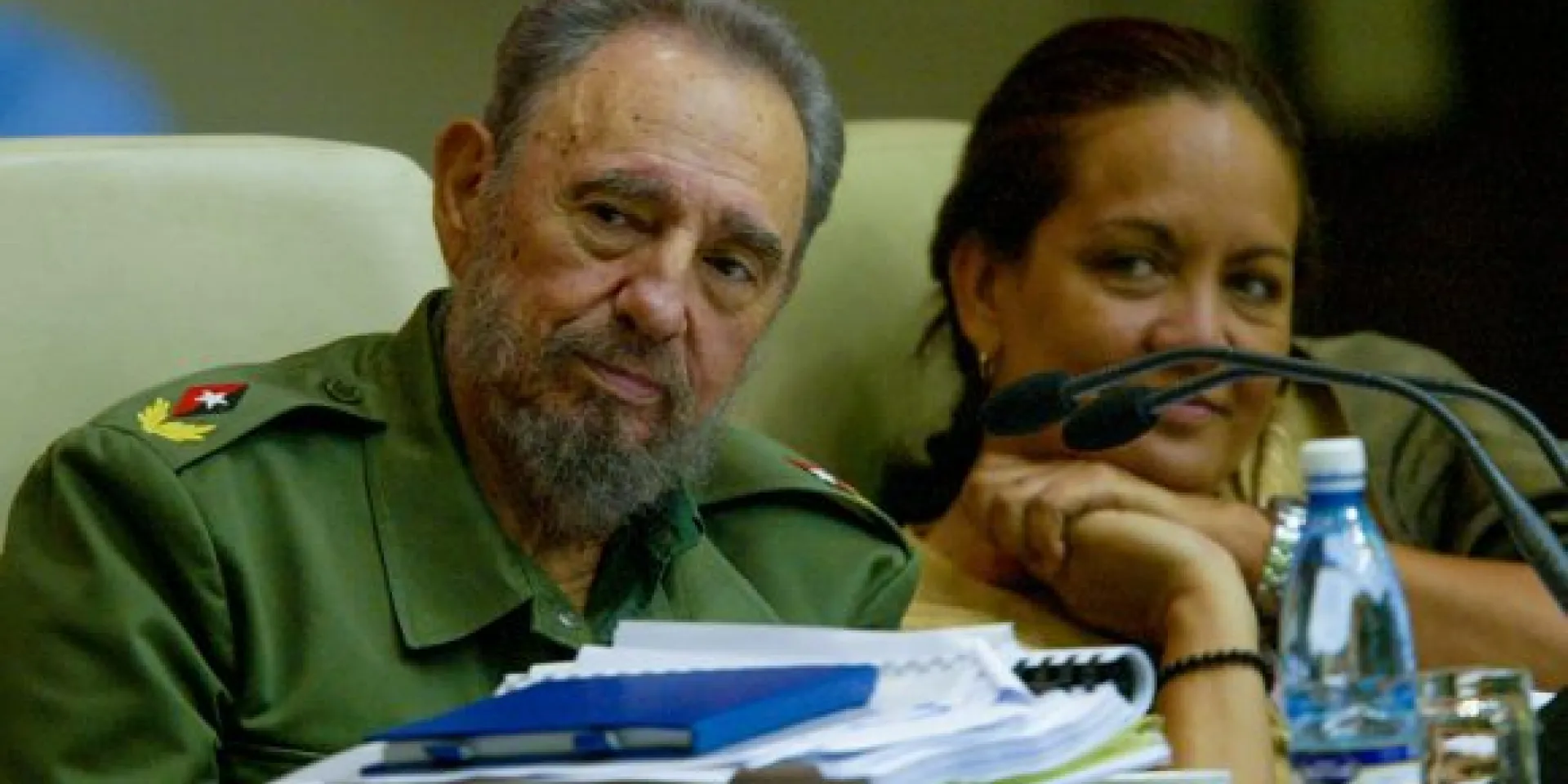 Fidel en el Palacio de Convenciones junto a la periodista Arleen Rodriguez. Foto: Ismael Francisco/ Cubadebate.