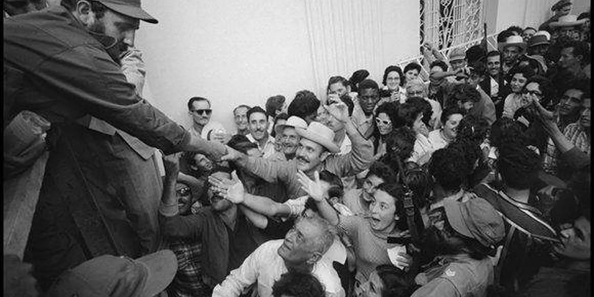 Fidel saluda a los habaneros a su llegada a La Habana. Foto: Glinn, Burt.