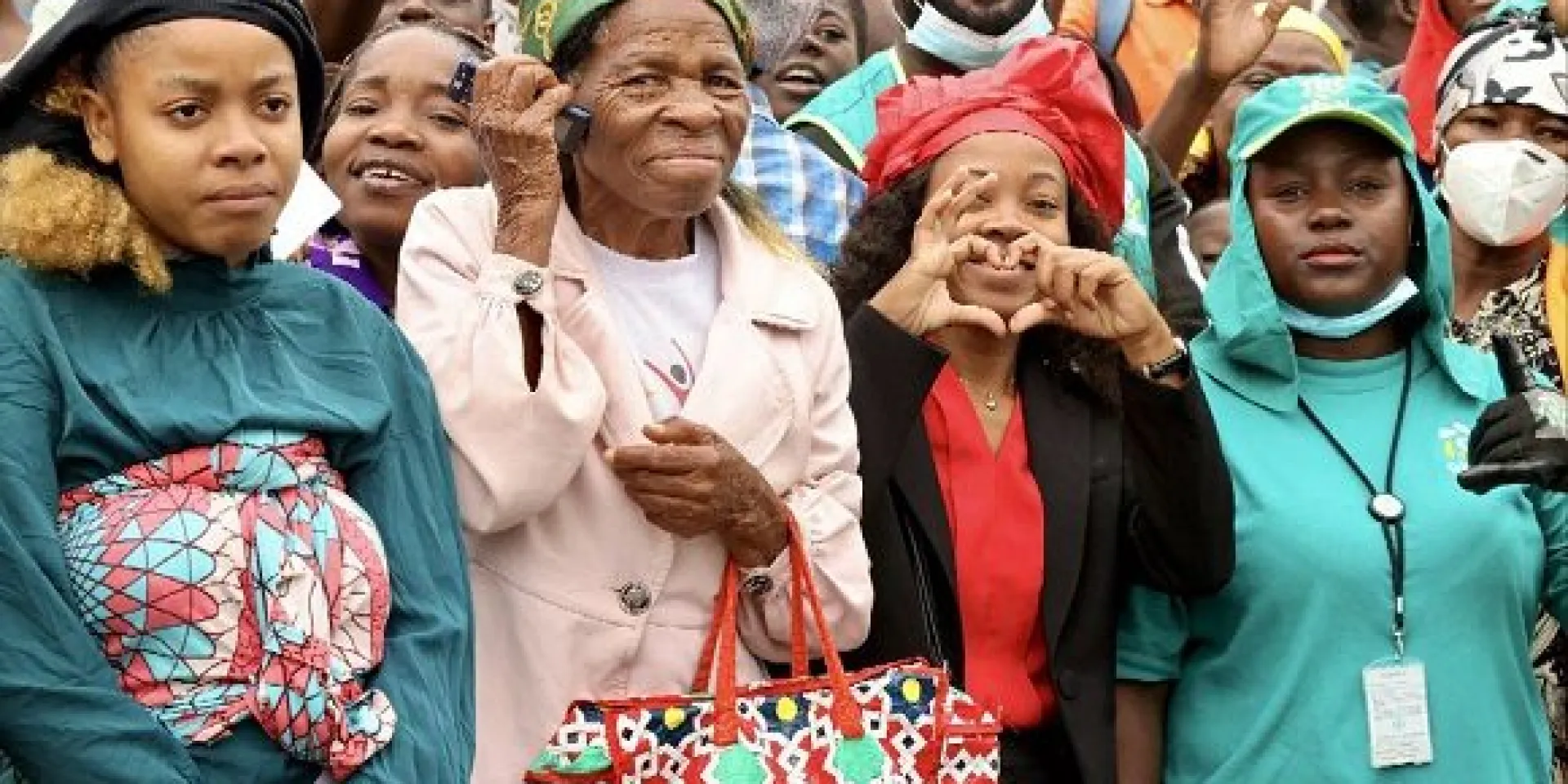 Cientos de vecinos de la escuela Angola-Cuba, saludan a los visitantes cubanos. Foto: Alejandro Azcuy.