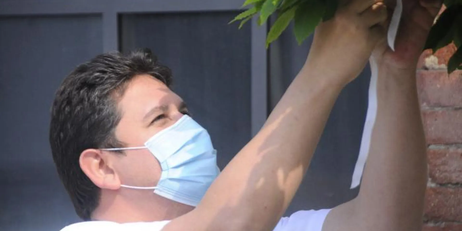 El doctor Miguel Acebo Rodríguez, neumólogo, expresa que siempre piensa en su niña, y su esposa cada vez que puede le envía un video de Paola dándole a un caldero y aplaudiendo por su Papá: «Cada vez que lo veo se me estruja el corazón», afirma. Foto: del autor