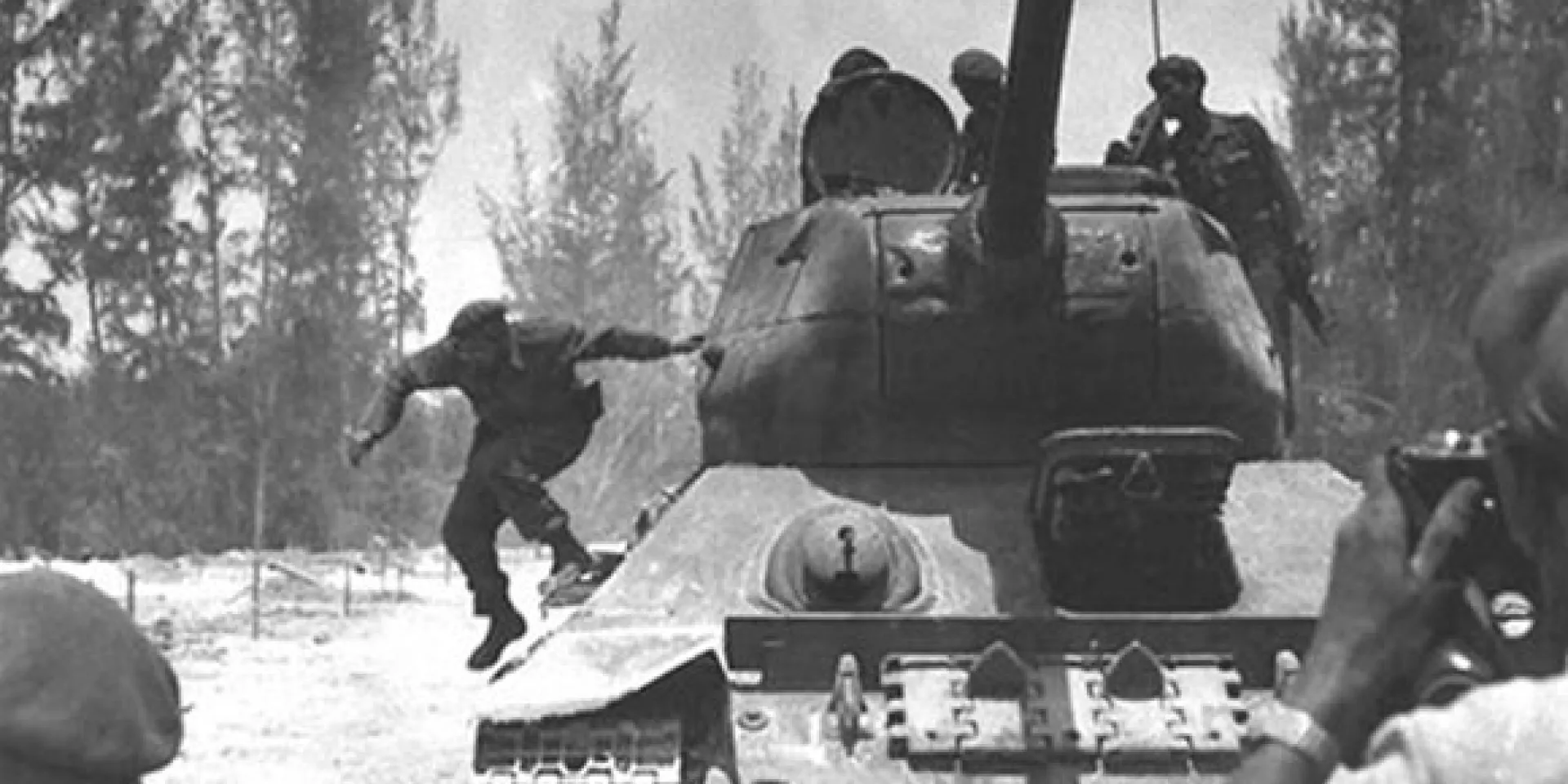 Fidel desciende de un tanque Sherman en Playa Girón durante la invasión de las tropas mercenarias dirigidas por el gobierno estadounidense, el 19 de abril de 1961. Foto: Tirso Martínez Sánchez/ Sitio Fidel Soldado de las Ideas.