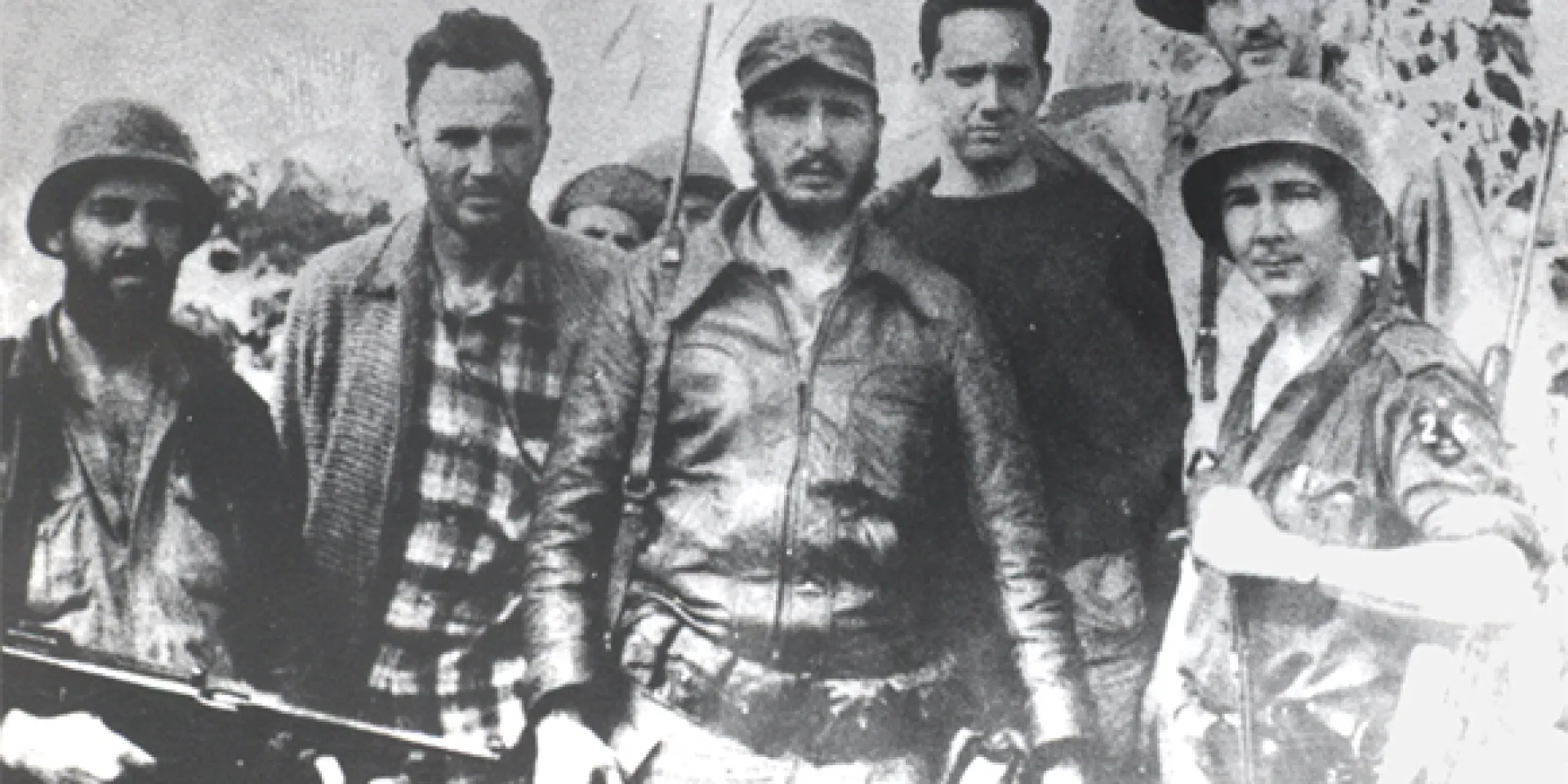 Detrás del busto de José Martí en el Pico Turquino (de izquierda a derecha), Camilo Cienfuegos, Robert Taber, Fidel Castro, el camarógrafo Wendell Hoffman, Marcelo Fernández Font y Raúl Castro, el 28 de abril de 1957. Foto: Tomada del libro Camilo eternamente presente.