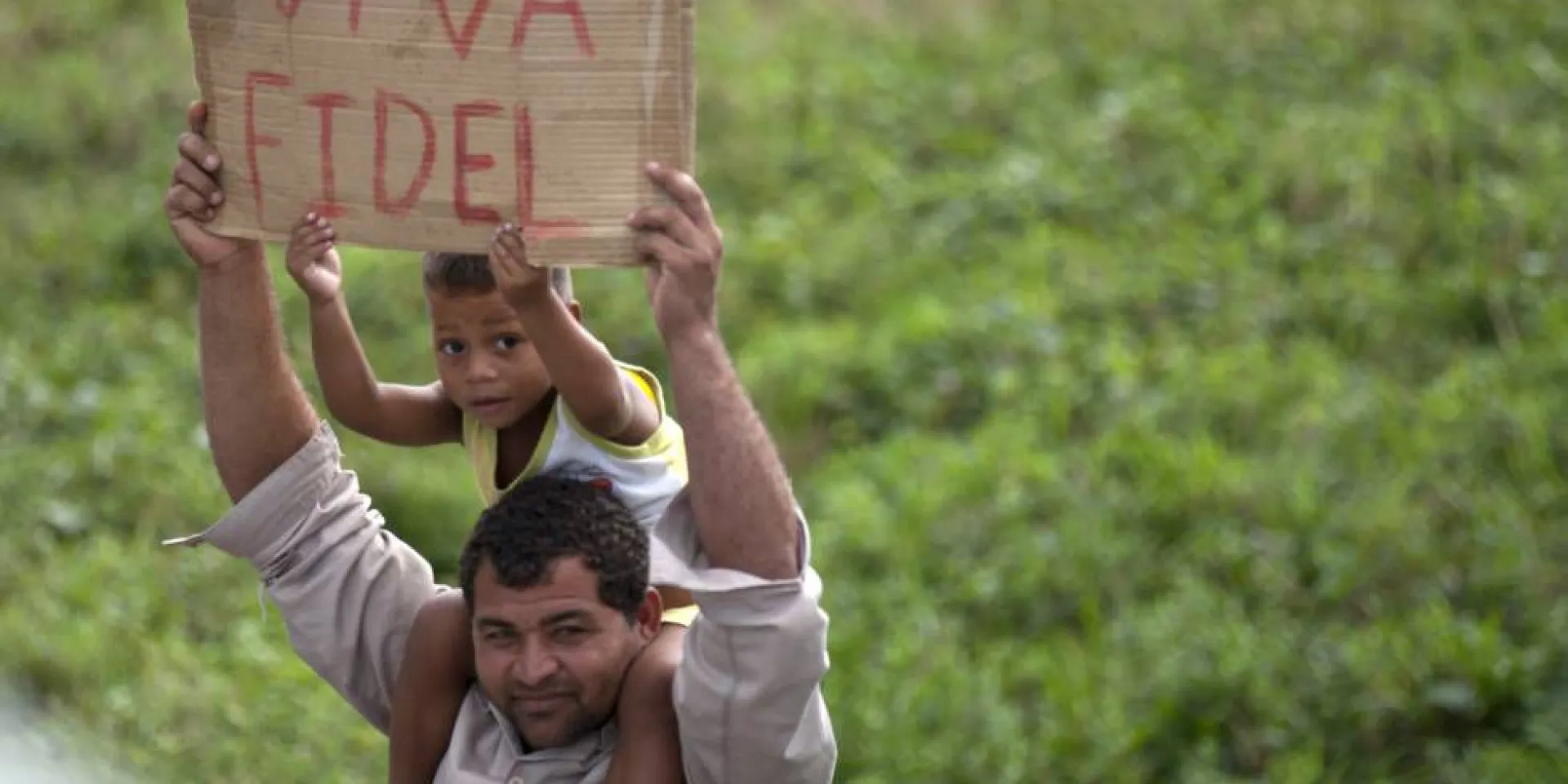Una familia cubana despide a Castro a su paso. Foto: Fernando Medina/ AP.