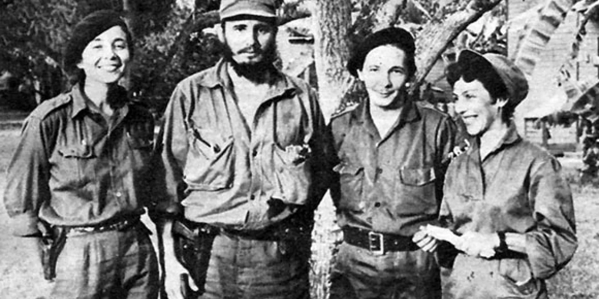 Celia Sánchez junto a Raúl, Fidel y Vilma.