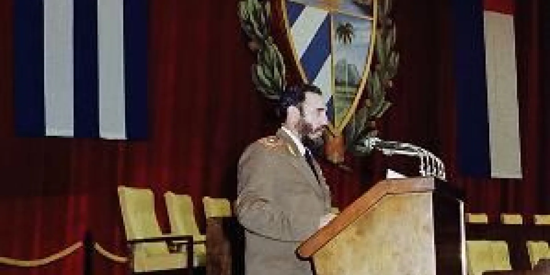 Pronuncia discurso en la sesión solemne de la constitución de la Asamblea Nacional del Poder Popular en el Teatro Karl Marx. Tomado de Sitio Fidel Soldado de las Ideas. Fecha: 2 de diciembre de 1976