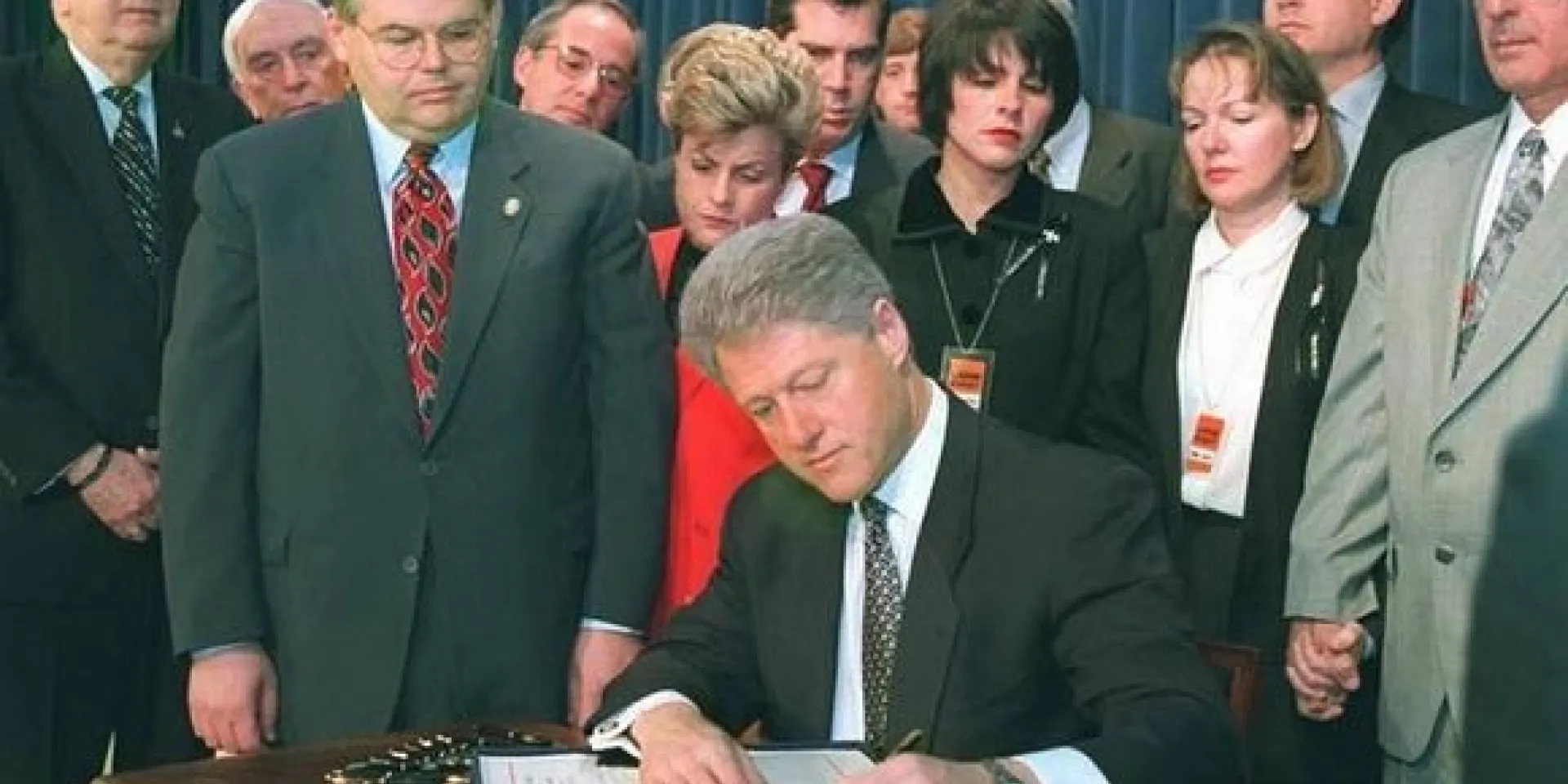 Clinton firmó la ley el 12 de marzo de 1996 dando complacencia a los personeros de la extrema derecha y de la mafia anticubana representada en Bob Menéndez, Ileana Ros-Lehtinen y Lincoln Díaz-Balart y a la extrema izquierda, como un supervisor, Jesse Helms. Foto: Archivo.