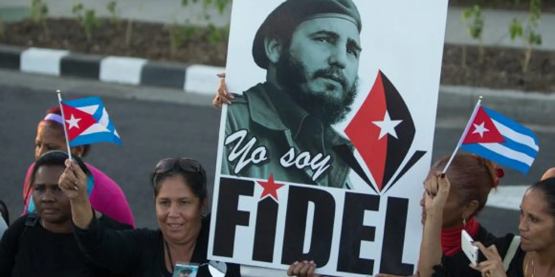 Pueblo cubano homenajea a Fidel Castro durante el paso de la Caravana de la Libertad que transporta sus cenizas