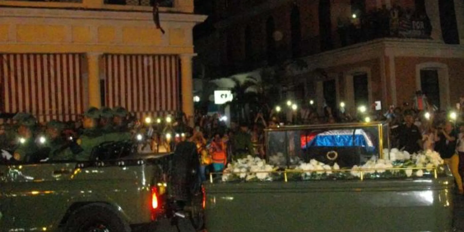 Momentos en el que el cortejo fúnebre pasaba por el parque Martí, de Cienfuegos. Foto: del autor