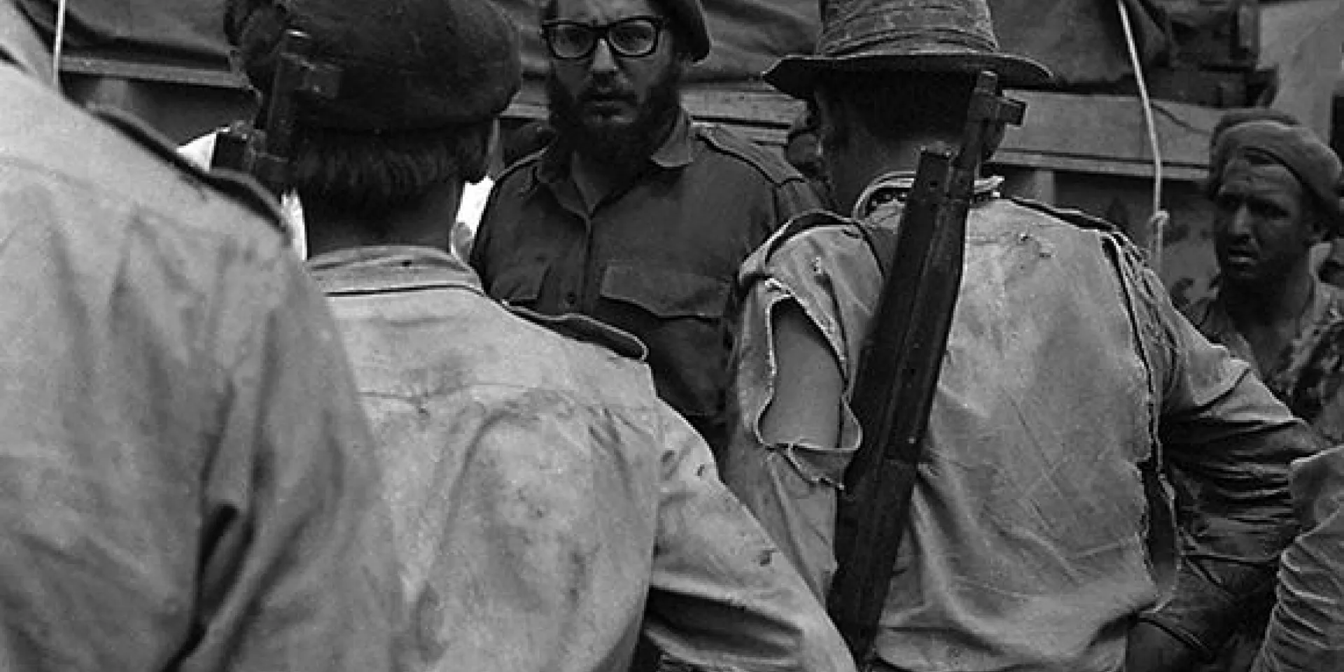 El líder Fidel Castro dialoga con los milicianos durante la invasión a Playa Girón, 17 de abril de 1961