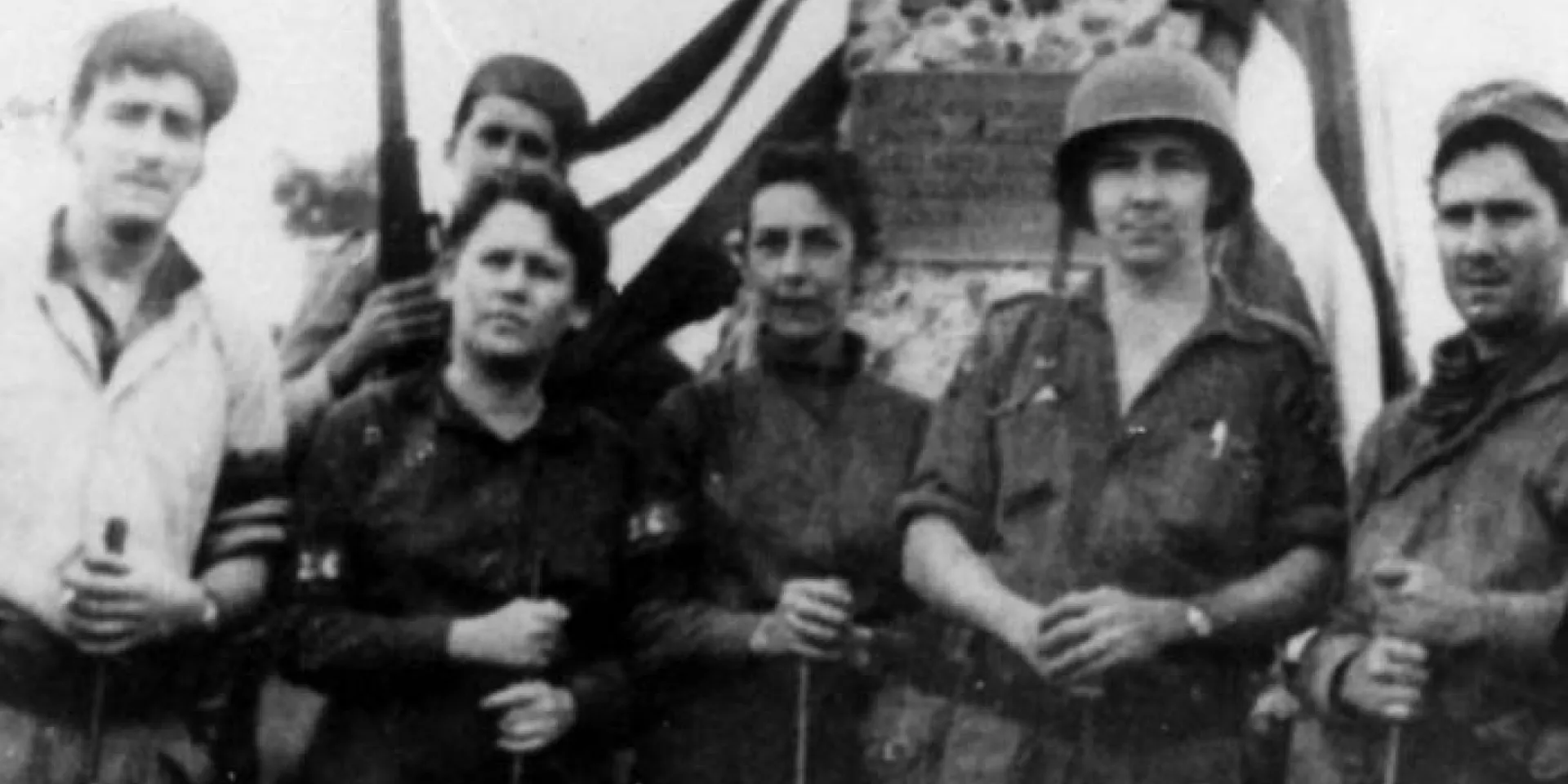 En el Pico Turquino se encuentran Celia Sánchez (al centro), junto a Raúl Castro, Ciro Redondo, Haydée Santamaría, Julito Díaz González, y Efigenio Ameijeiras. foto: Oficina de Asuntos Históricos Foto: Oficina de Asuntos Históricos
