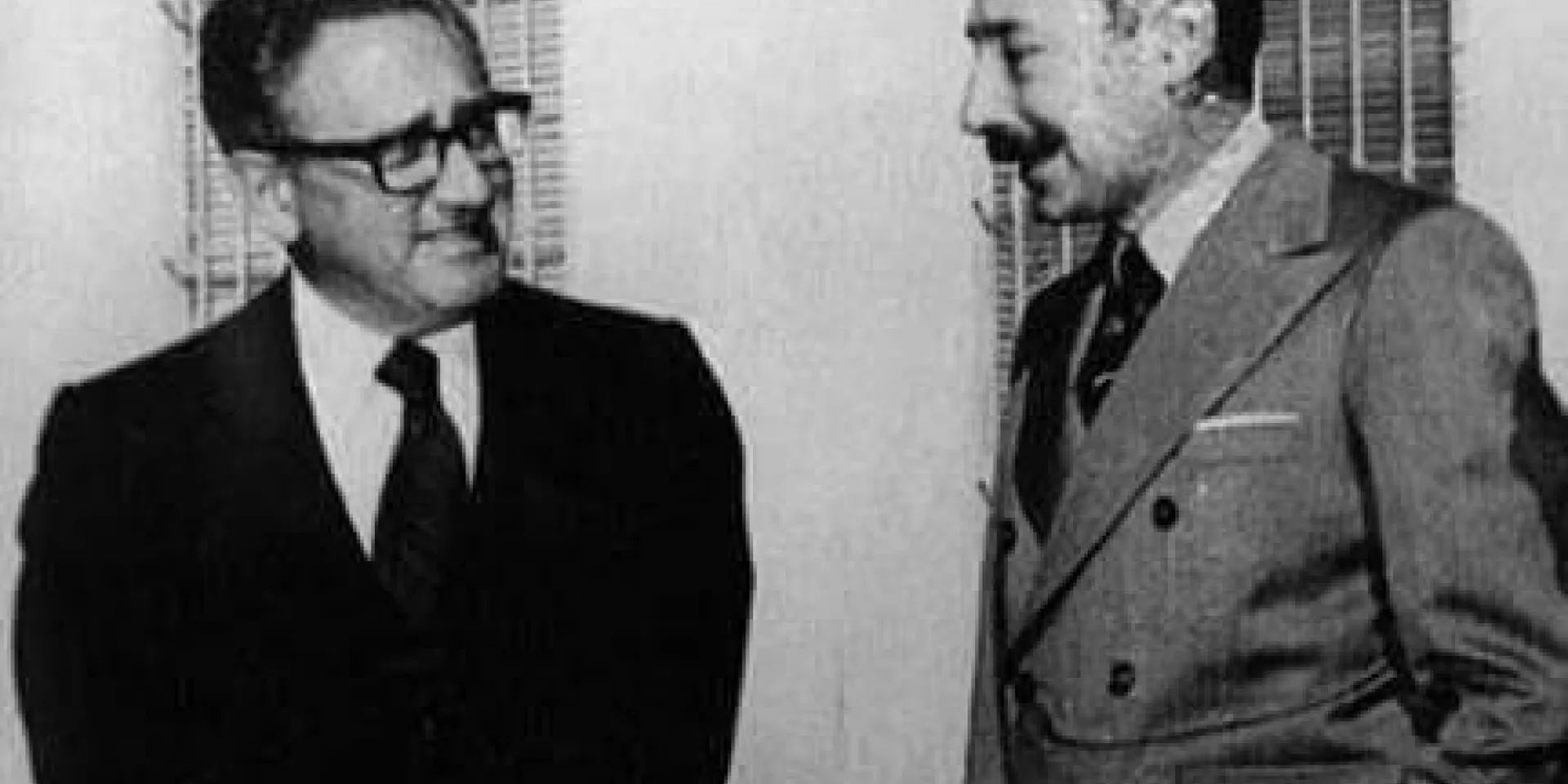 O ex-secretário de Estado dos EUA Henry Kissinger e o ditador argentino Jorge Rafael Videla, responsável pela morte de milhares de pessoas. Foto: El Diario.es
