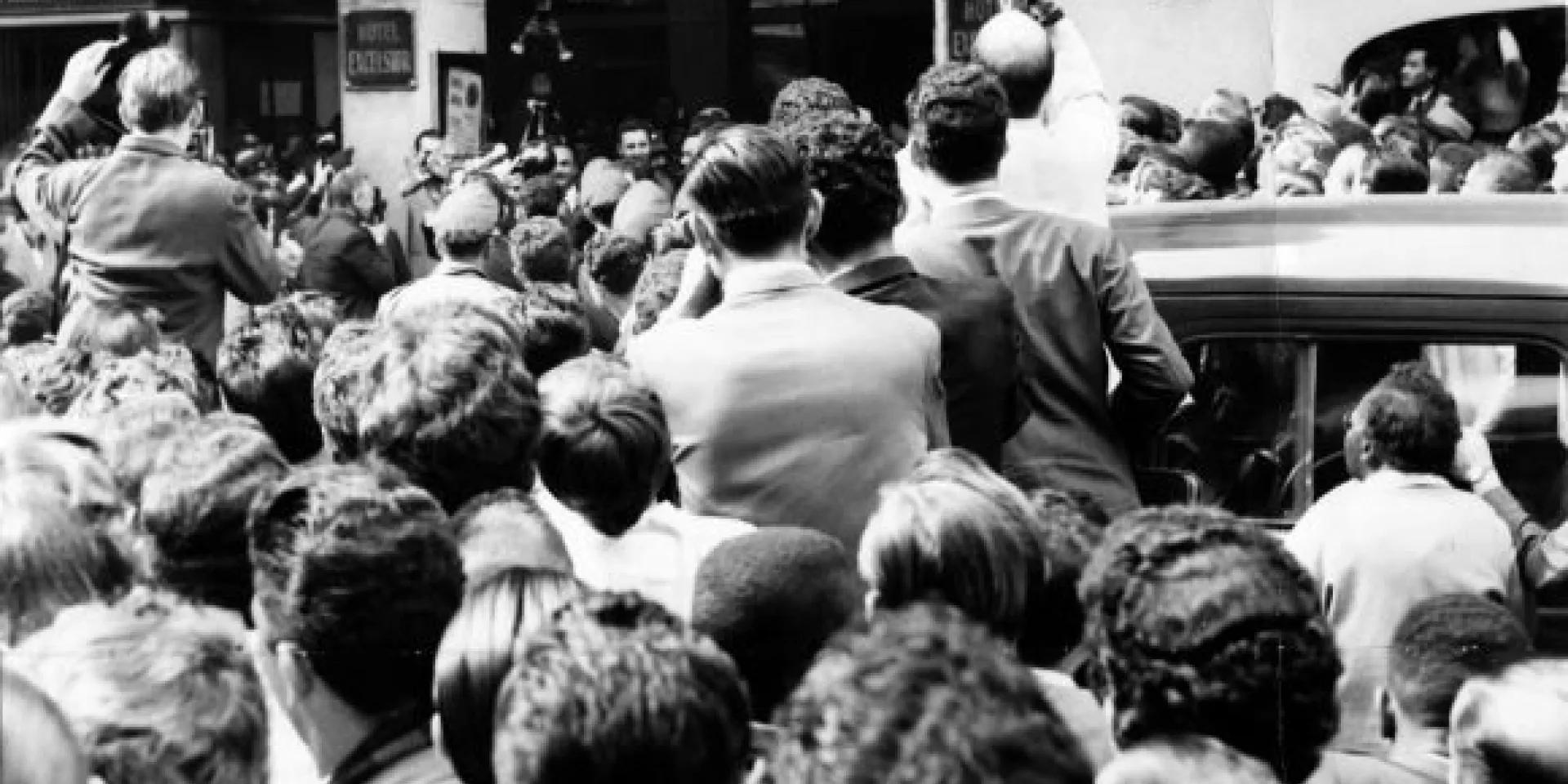 l público y los periodistas aguardan a que Fidel salga del hotel Excélsior, donde se encuentra alojado en Rìo de Janeiro, para verlo. Ofrece allí improvisada Conferencia de Prensa, 29 de abril de 1959. Foto: Sitio Fidel Soldado de las Ideas / Archivo