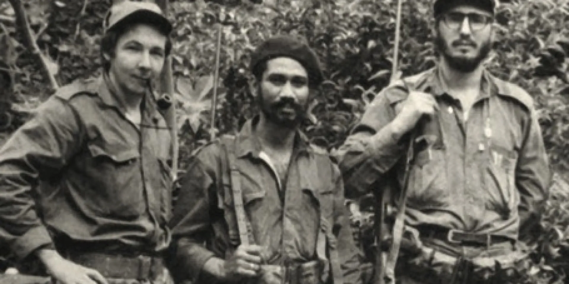 Los comandantes Raúl y Almeida, junto al Comandante en Jefe Fidel Castro. Las columnas bajo su mando cercaron a Santiago.
